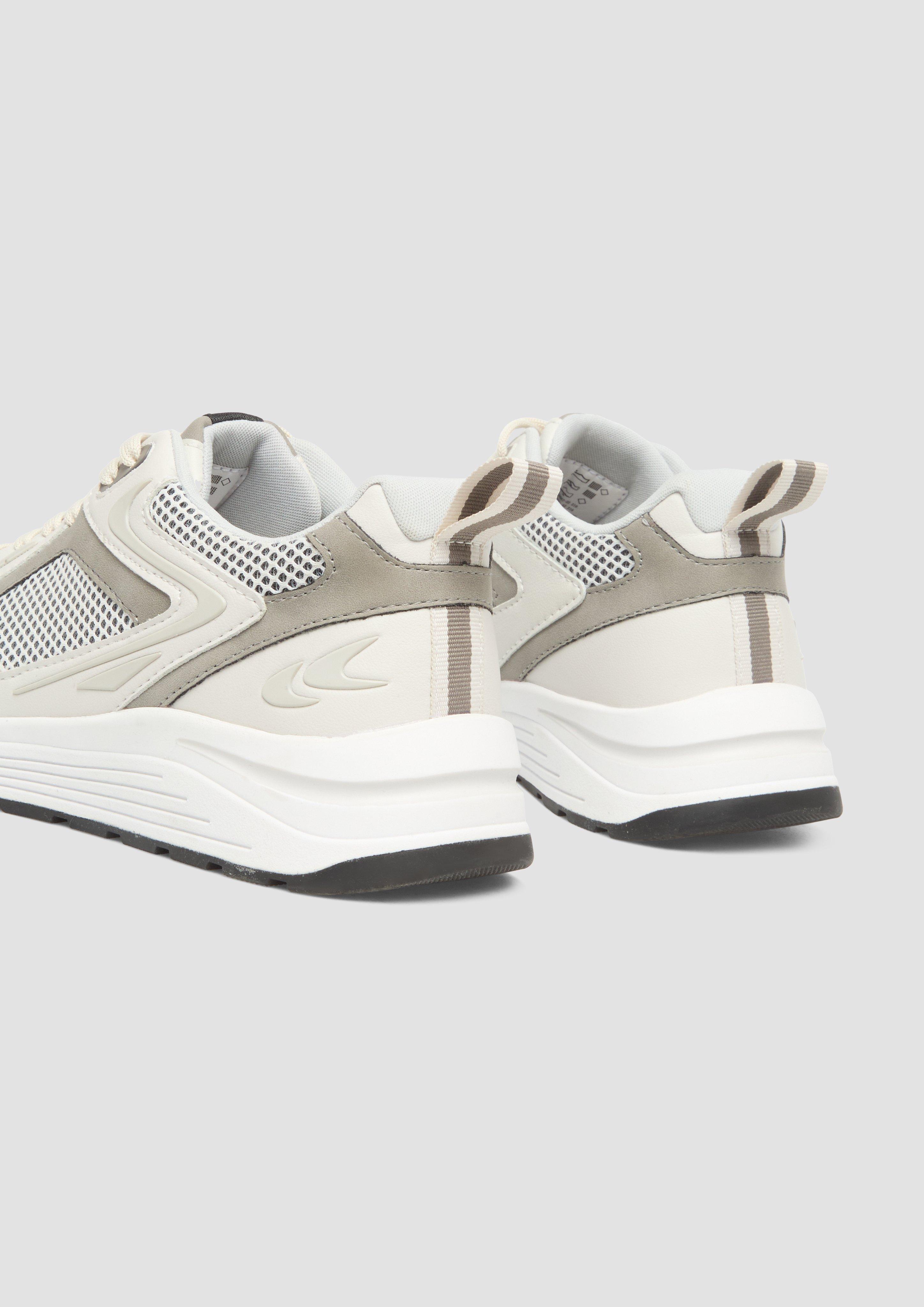 Čevlji z vezalkami in 219, 110 & 098