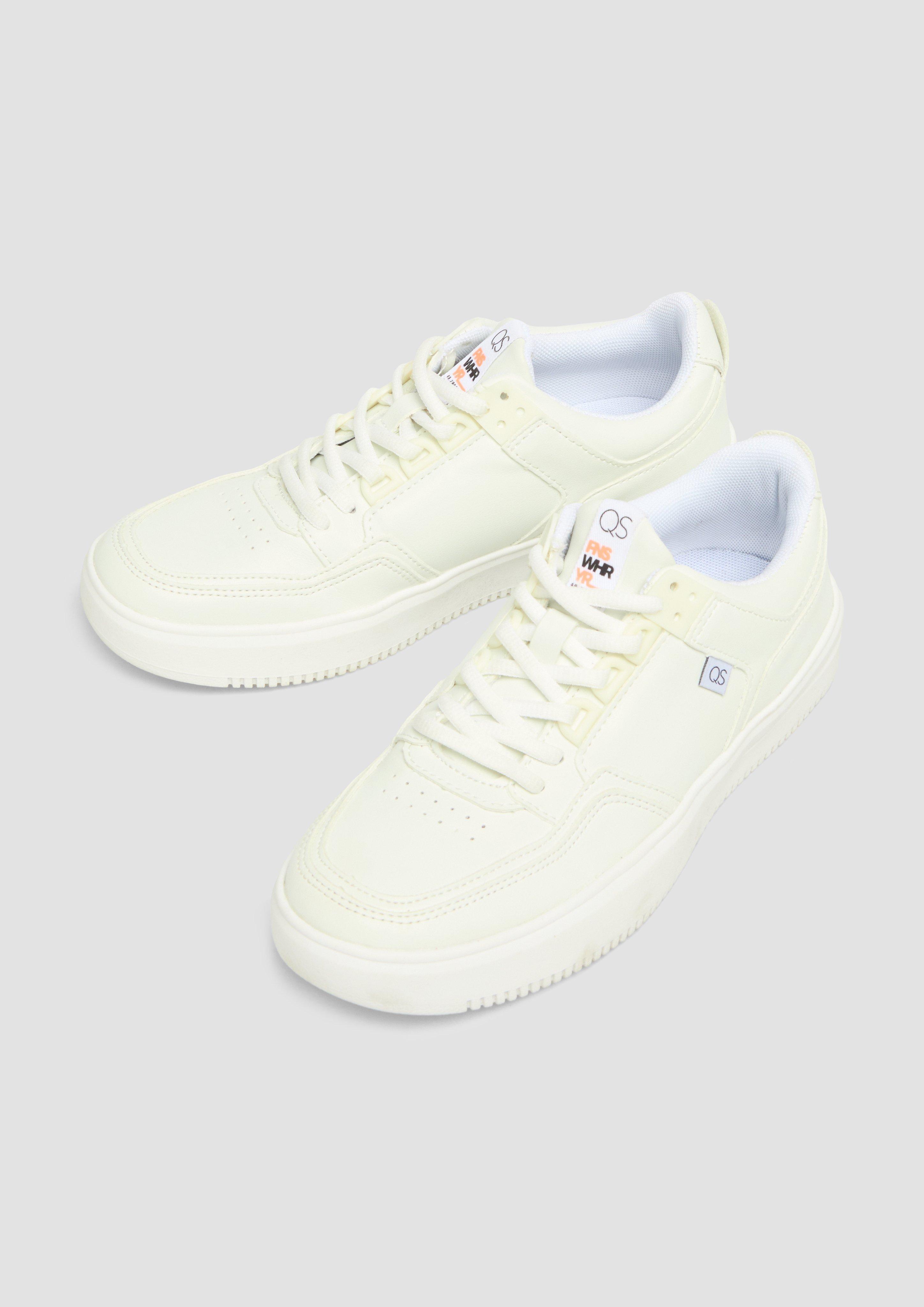 Čevlji z vezalkami in 100