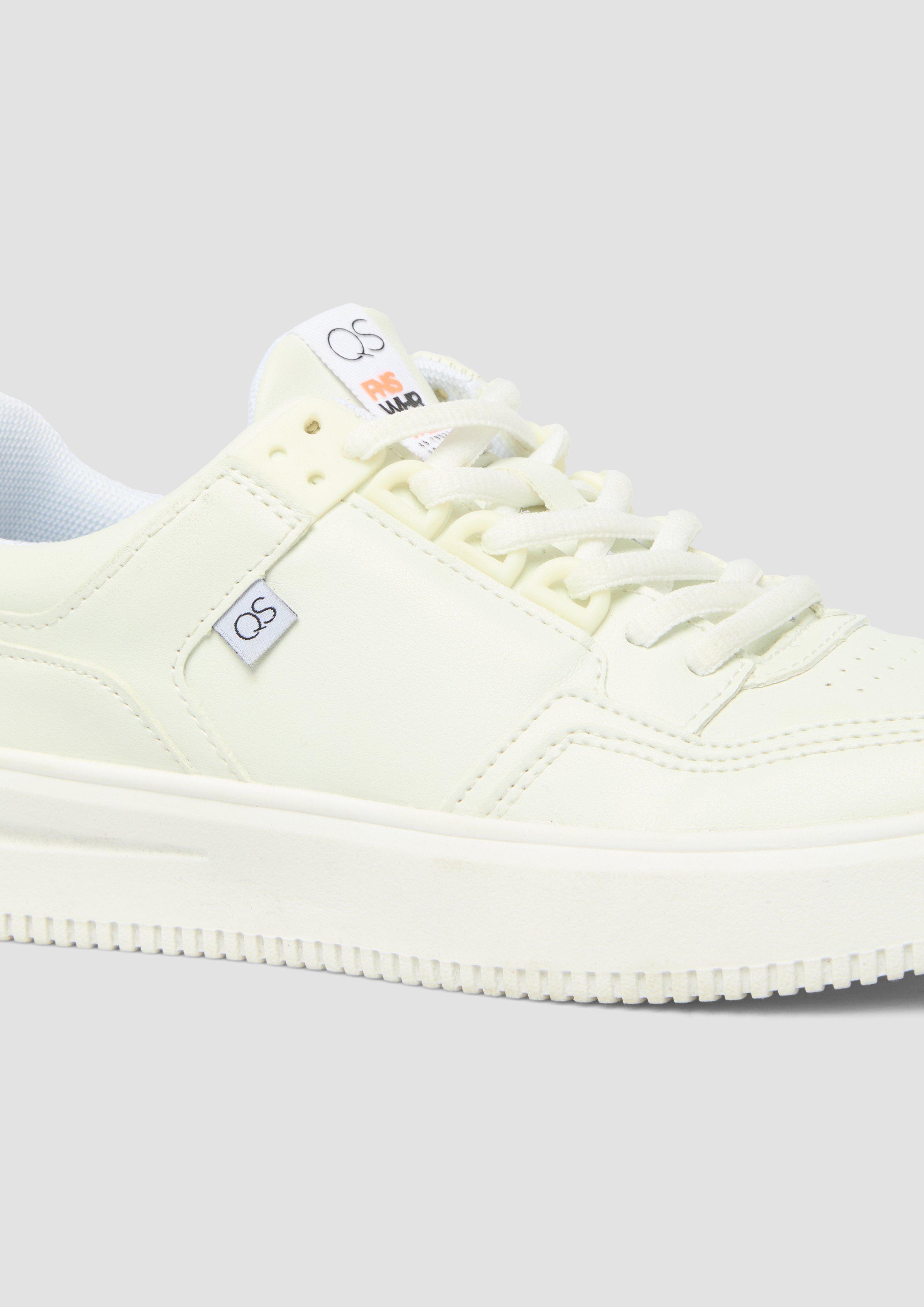 Čevlji z vezalkami in 100