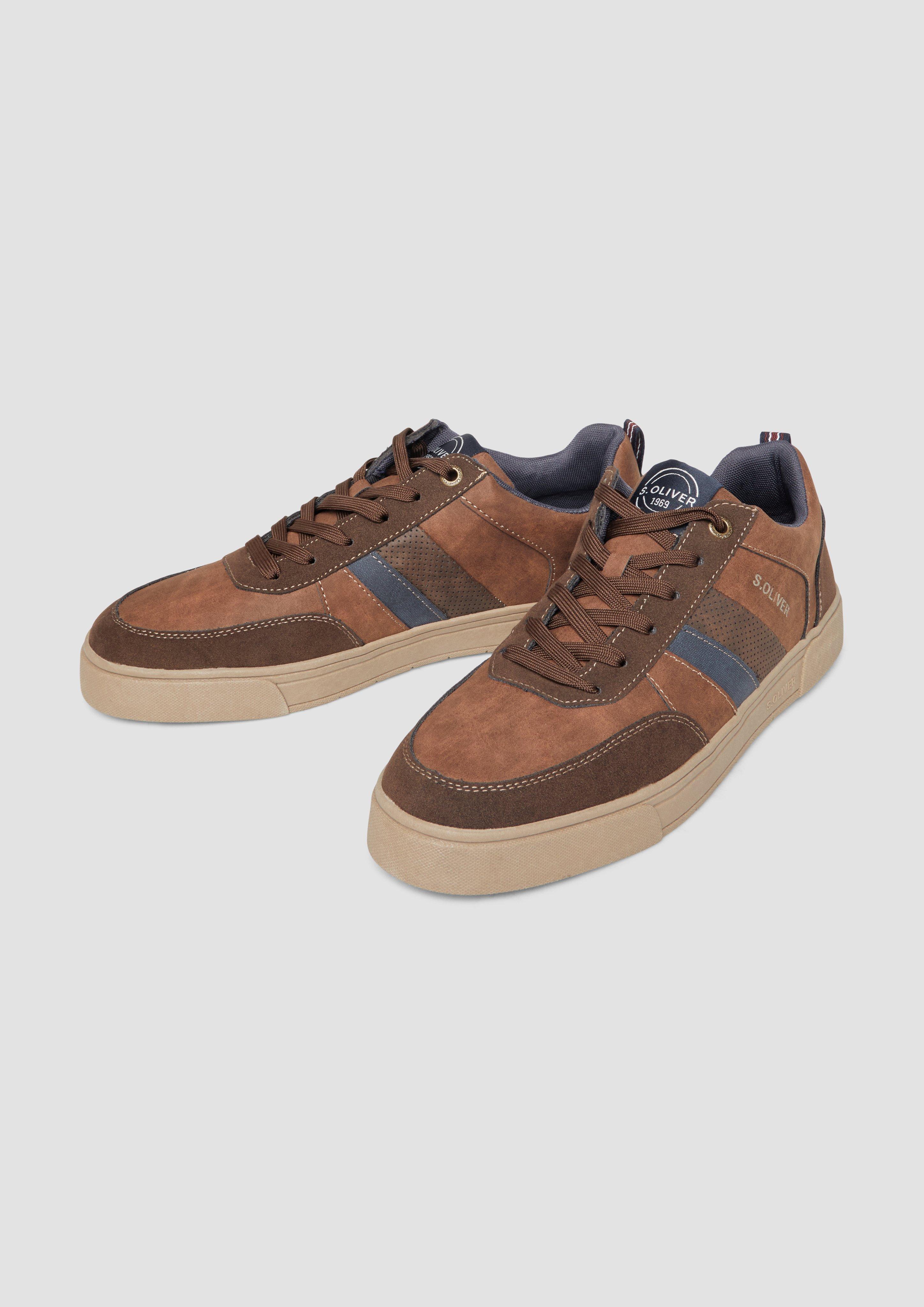 Čevlji z vezalkami in 305