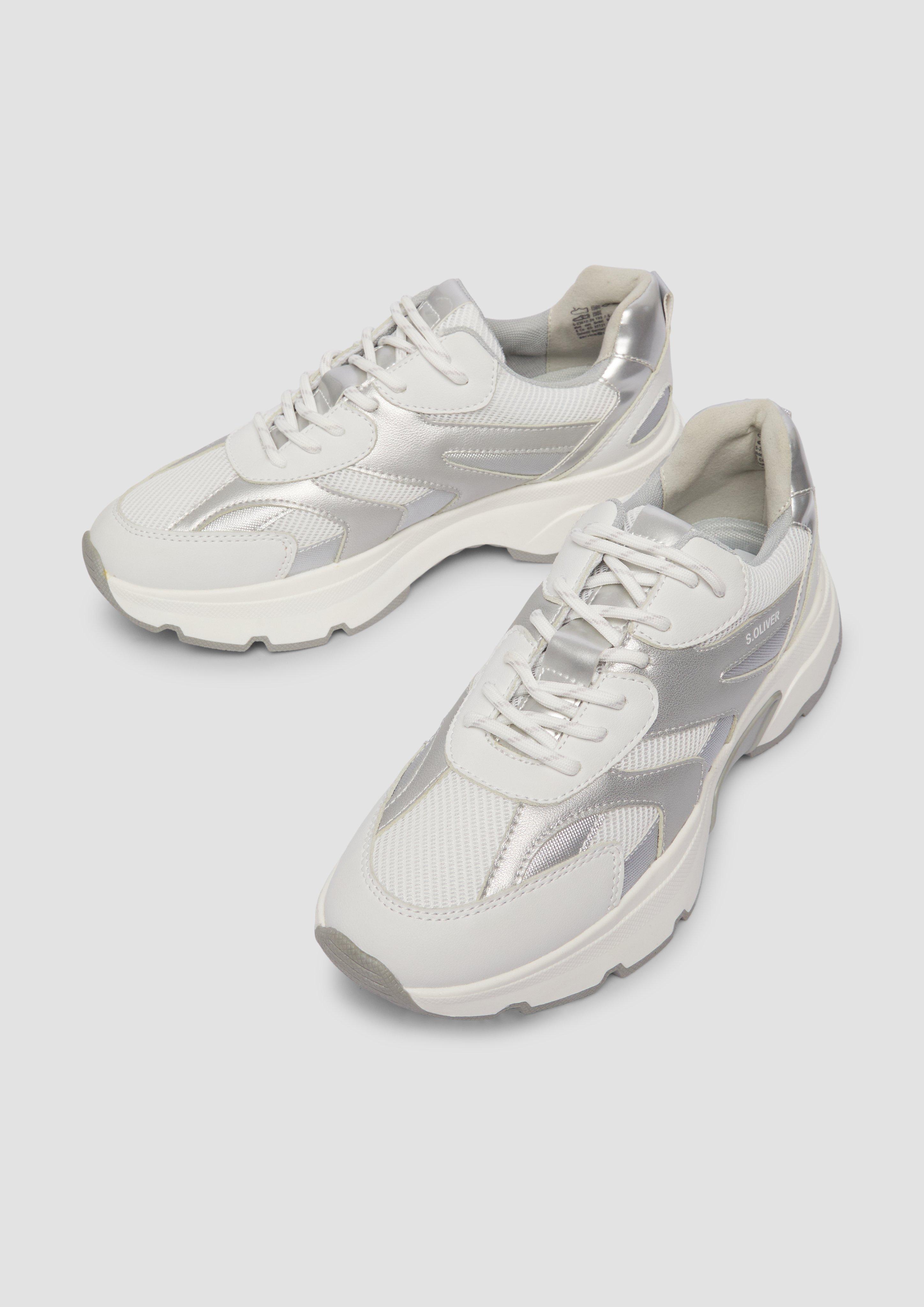 Čevlji z vezalkami in 193, 410 & 098