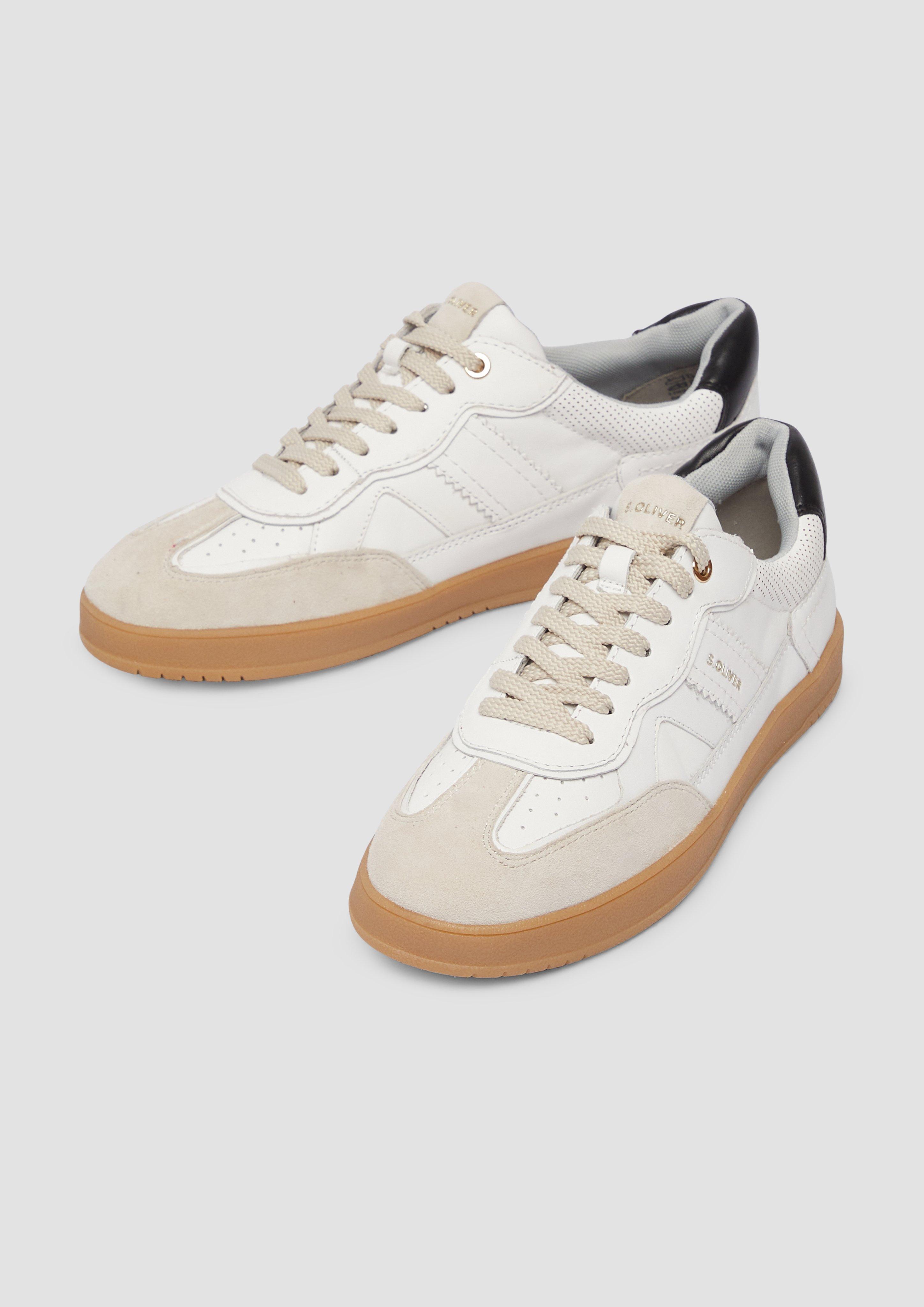 Čevlji z vezalkami in 110, 592, 711, 305 & 549