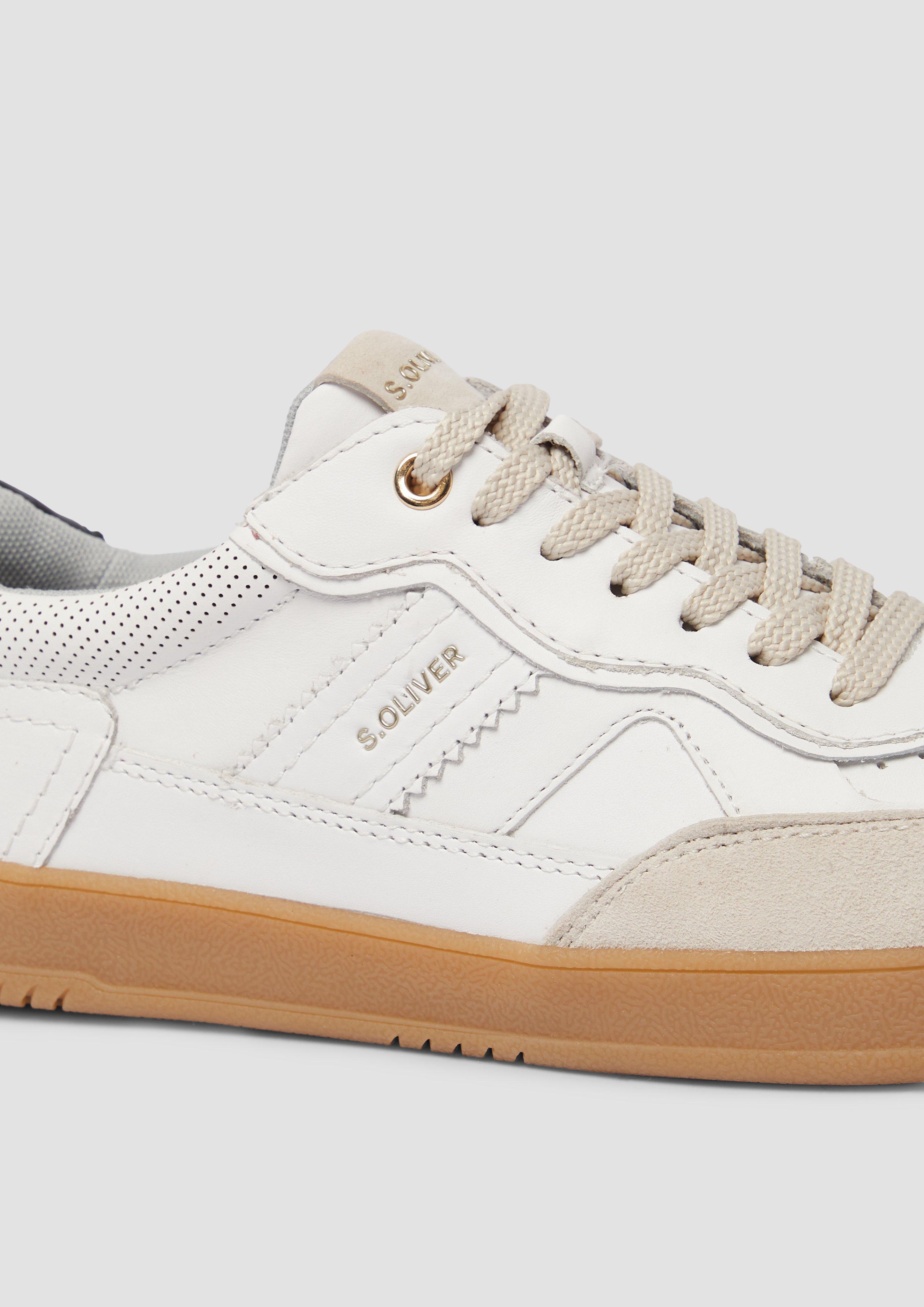 Čevlji z vezalkami in 110, 592, 711, 305 & 549