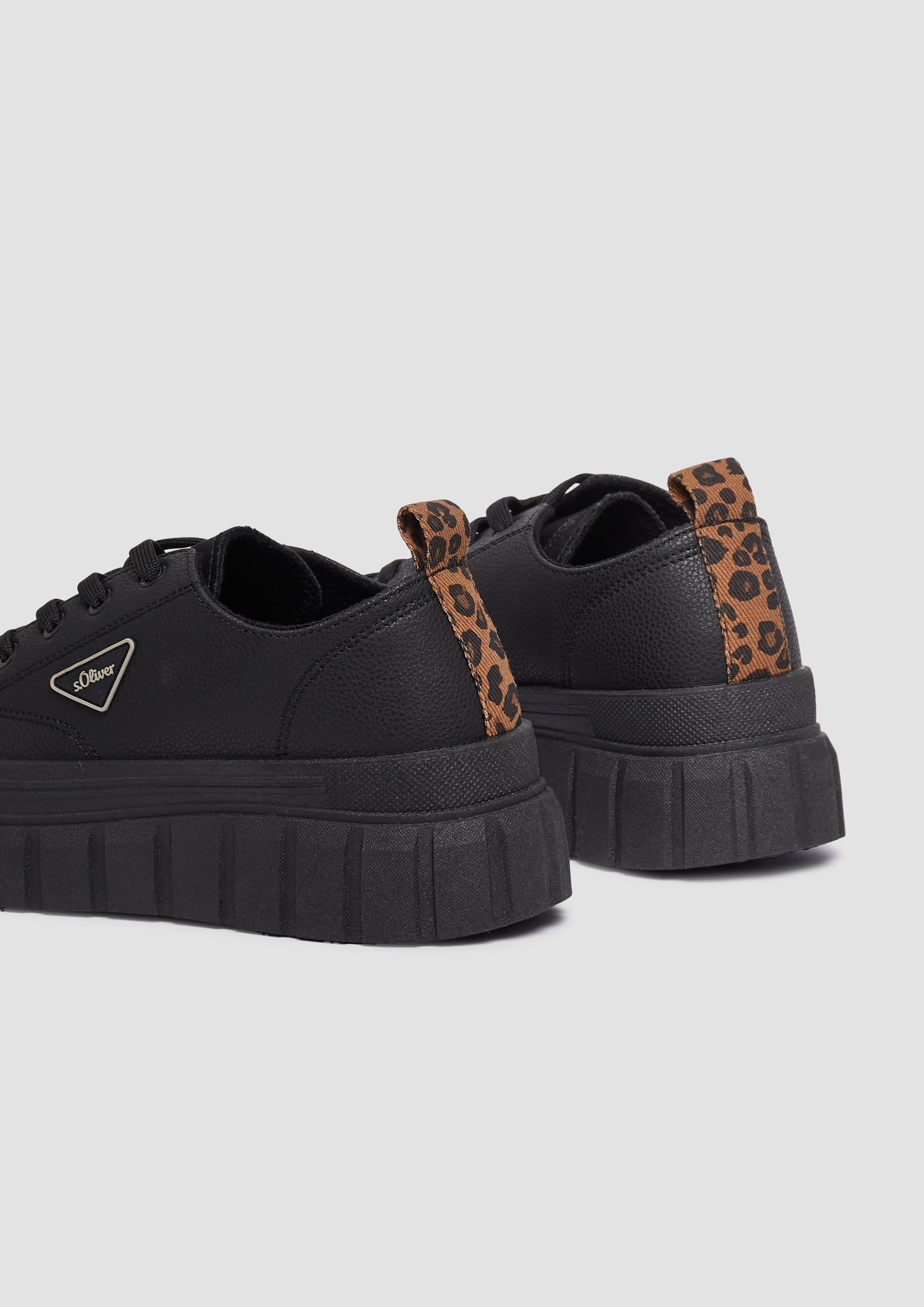 Čevlji z vezalkami in 007, 100, 001 & 345