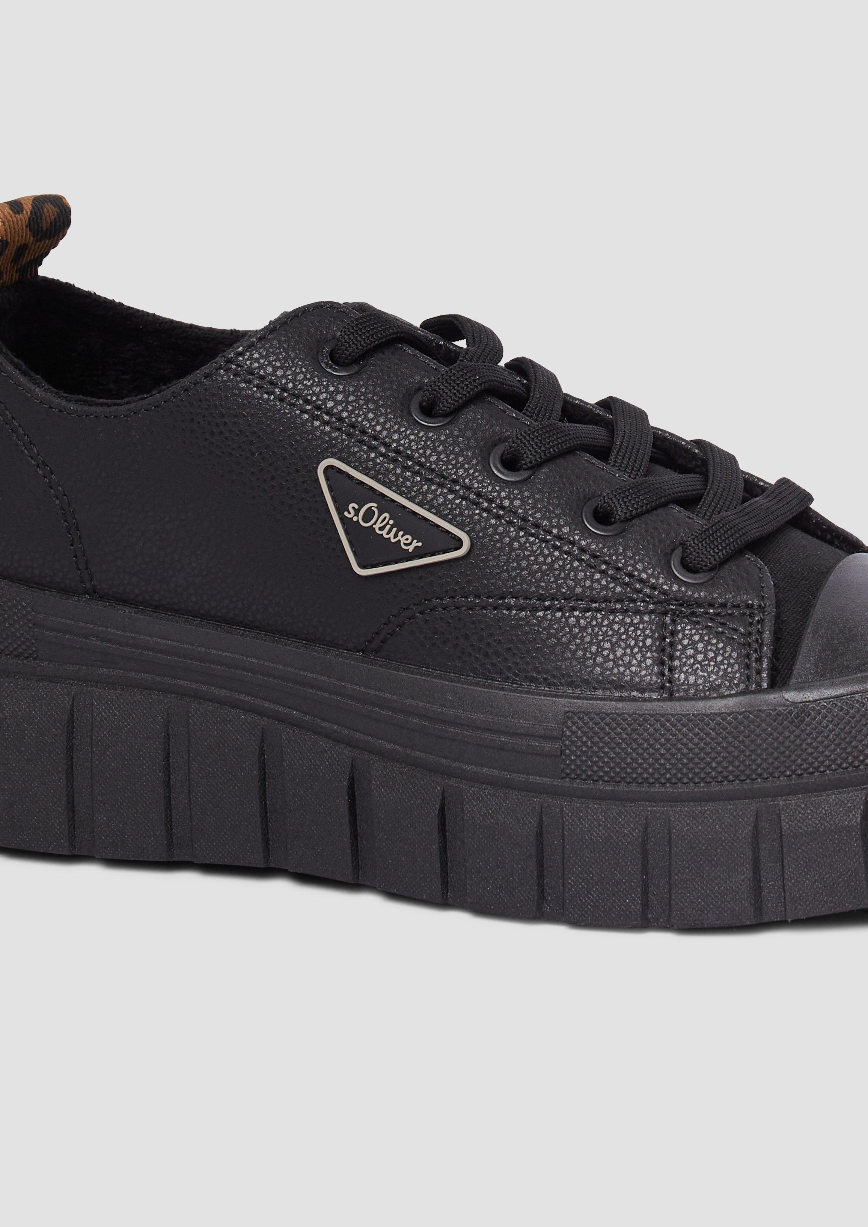 Čevlji z vezalkami in 007, 100, 001 & 345