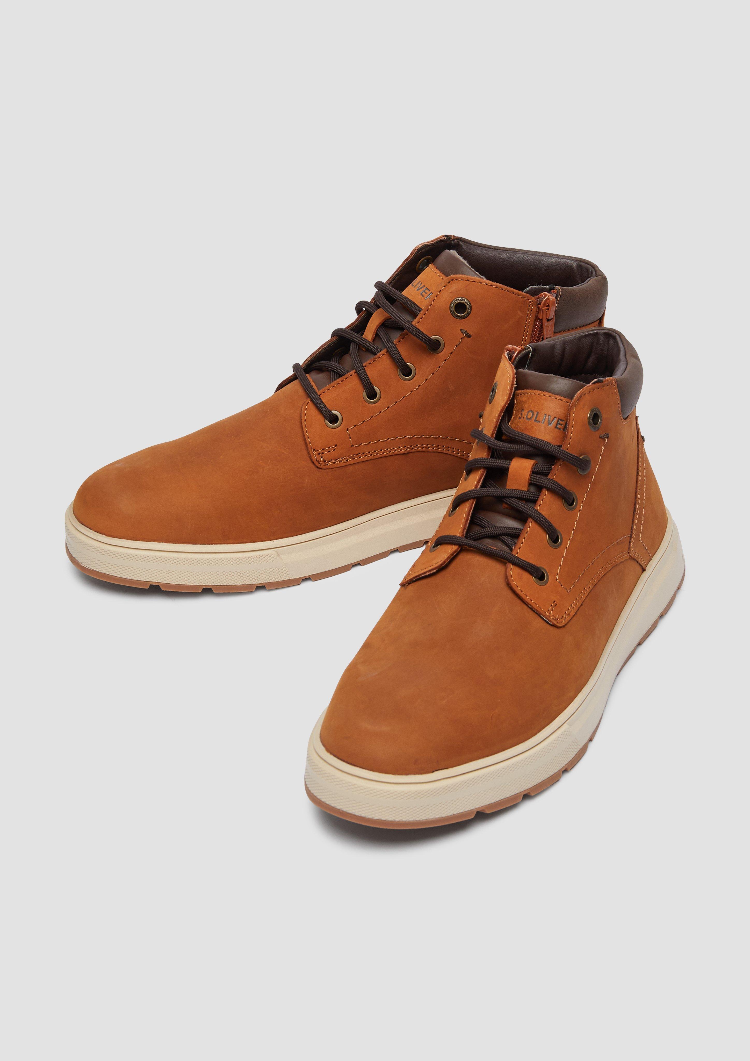 Boots im Materialmix