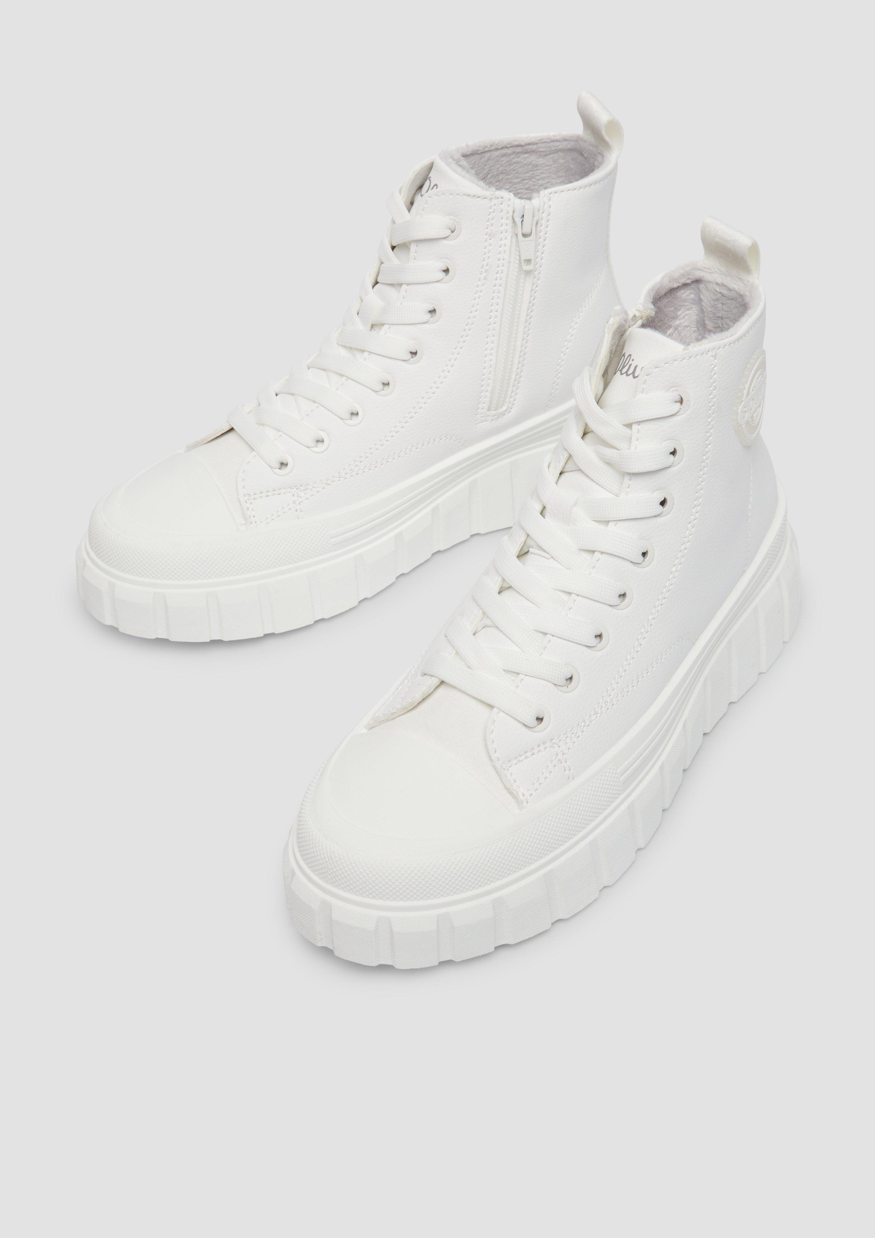 Sneaker mit Plateauabsatz und Logo-Patch