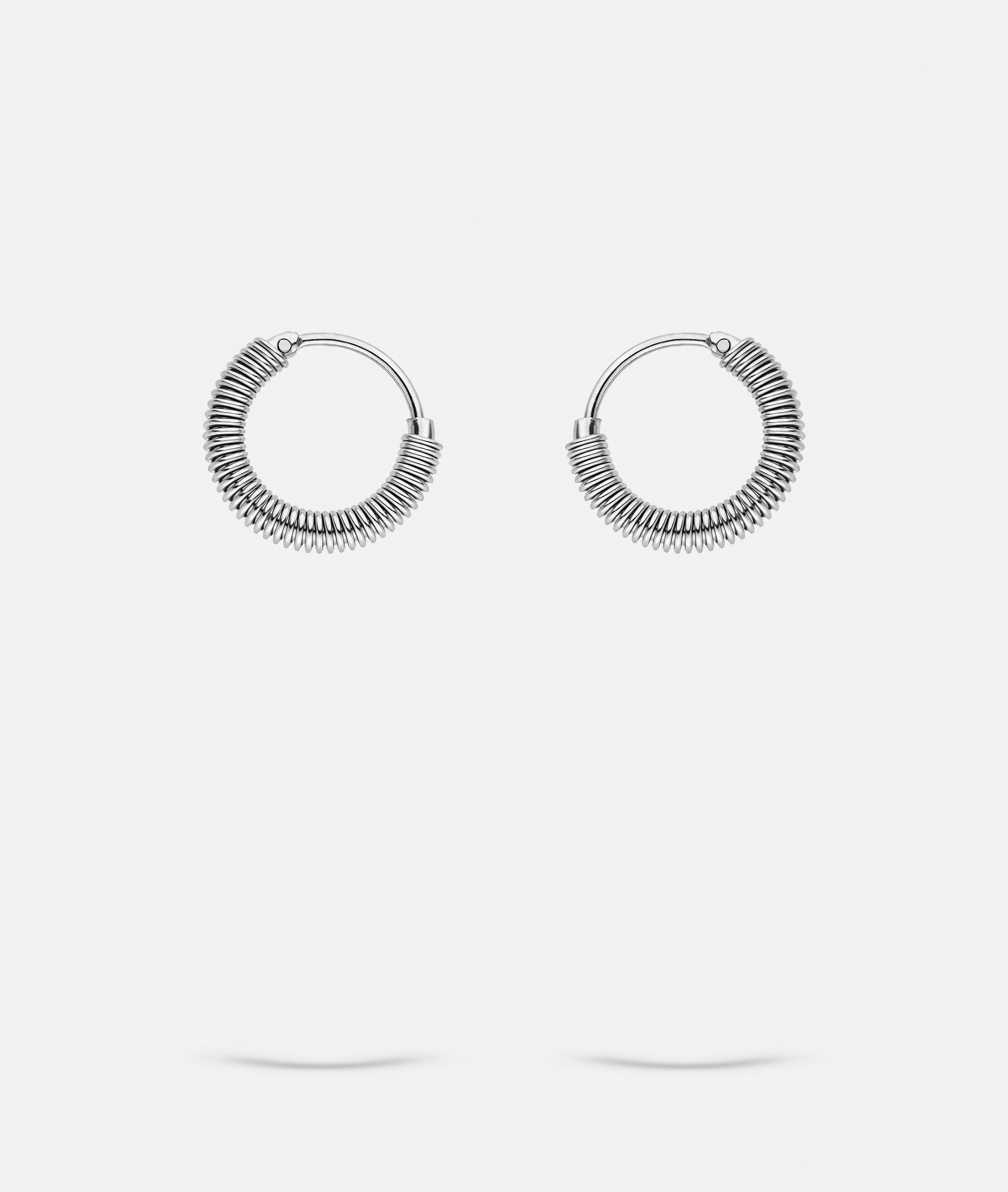 Creolen in silber, schwarz & gold