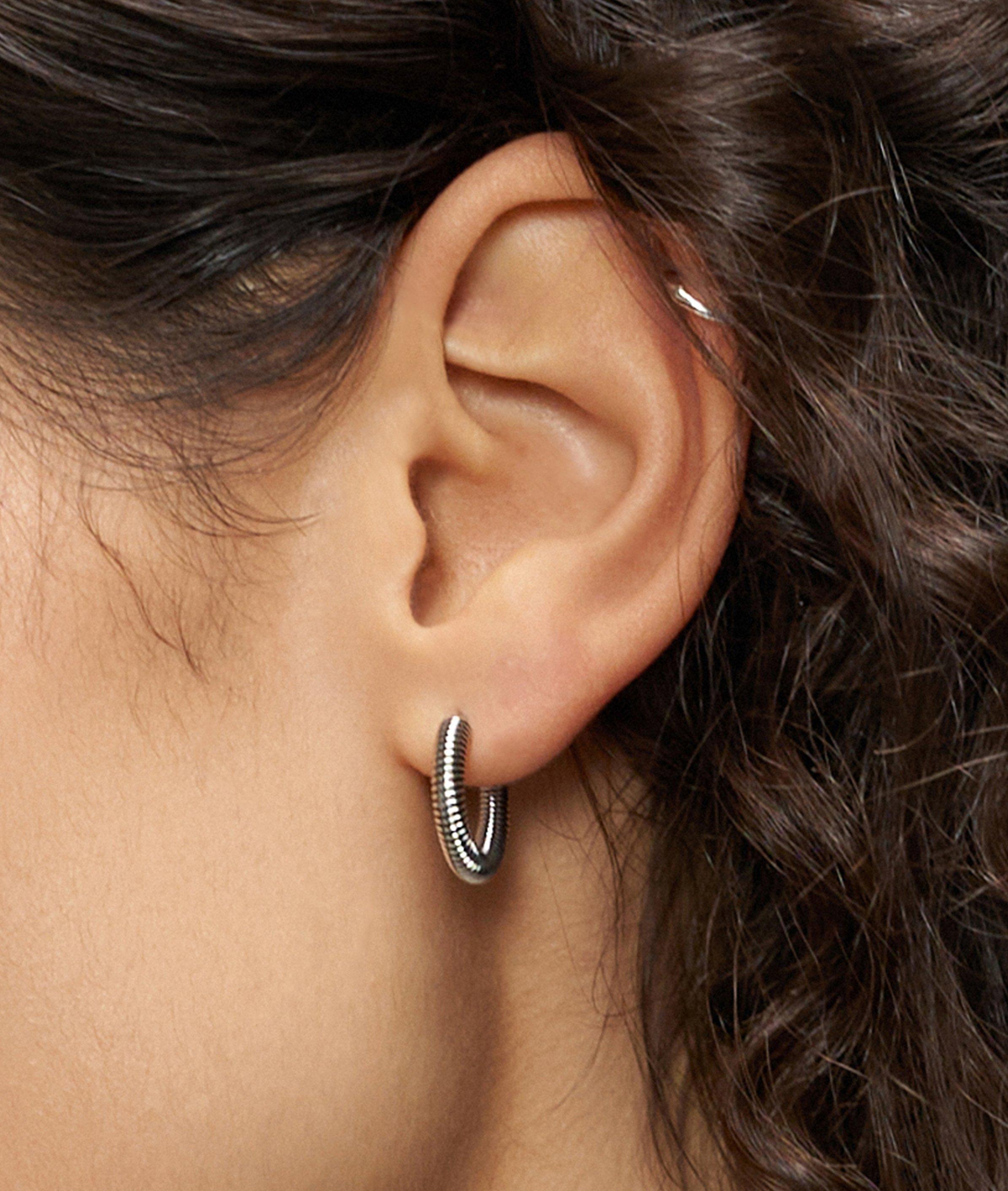 Creolen in silber, schwarz & gold