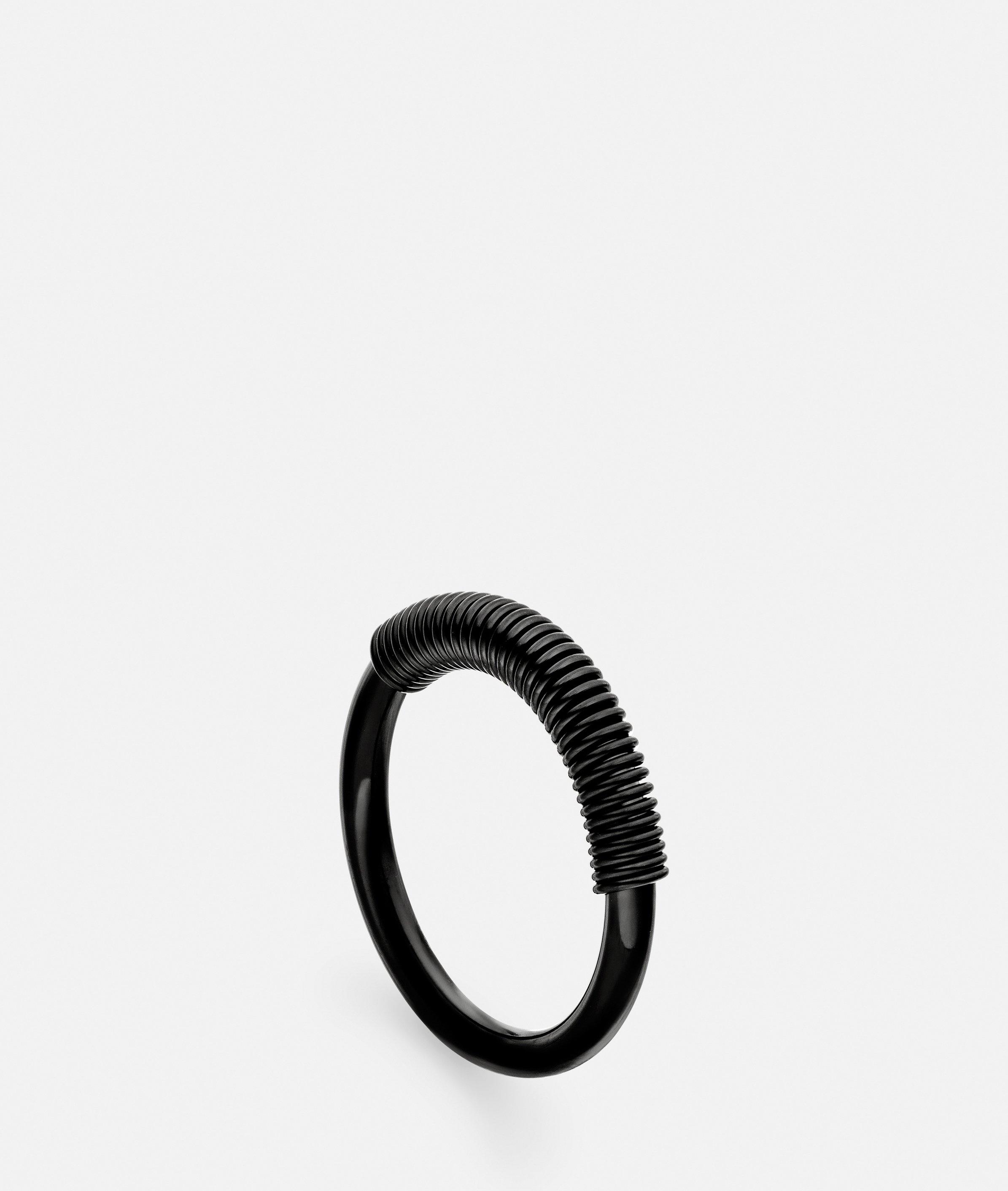 Ring in schwarz, gold & silber