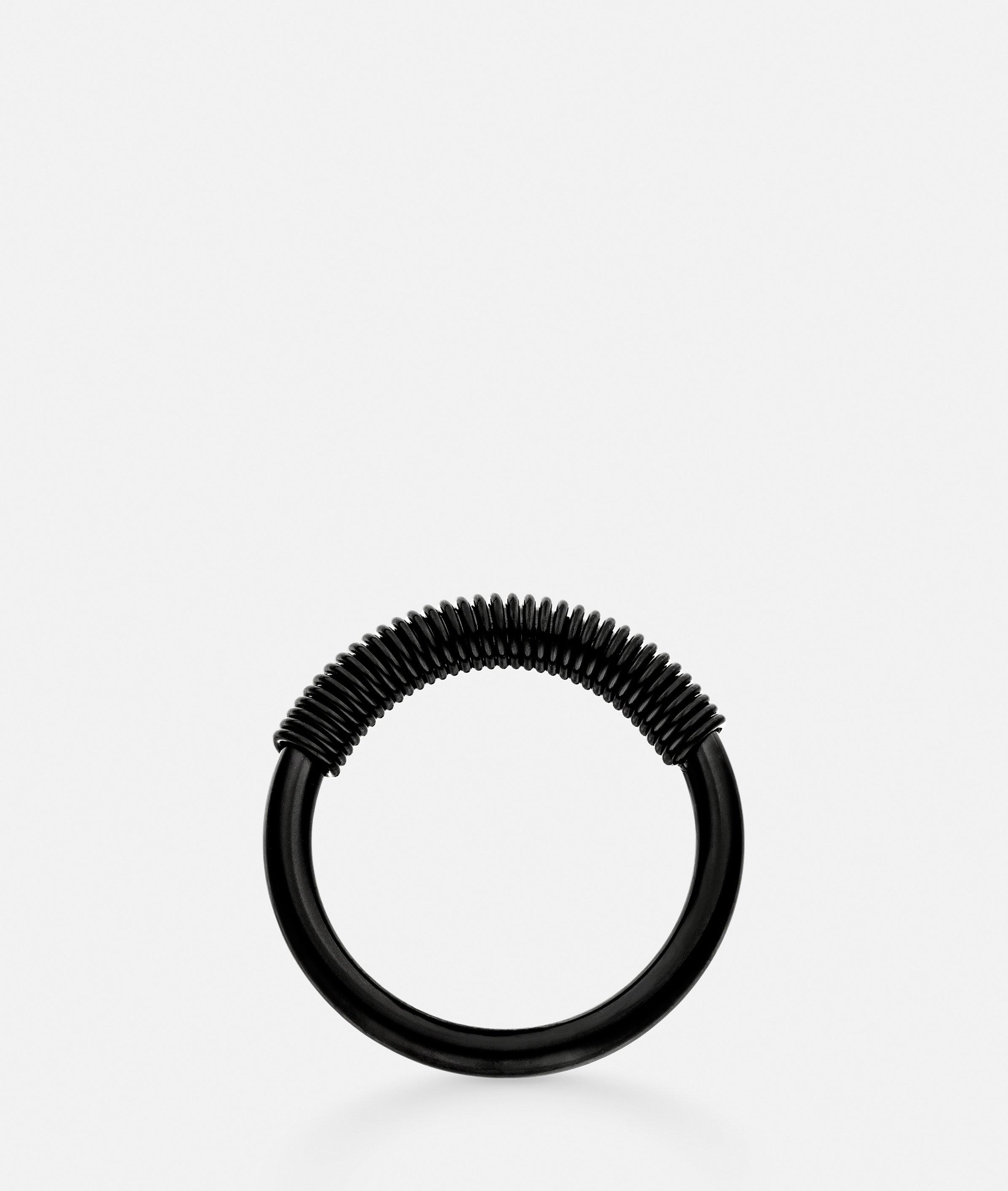 Ring in schwarz, gold & silber