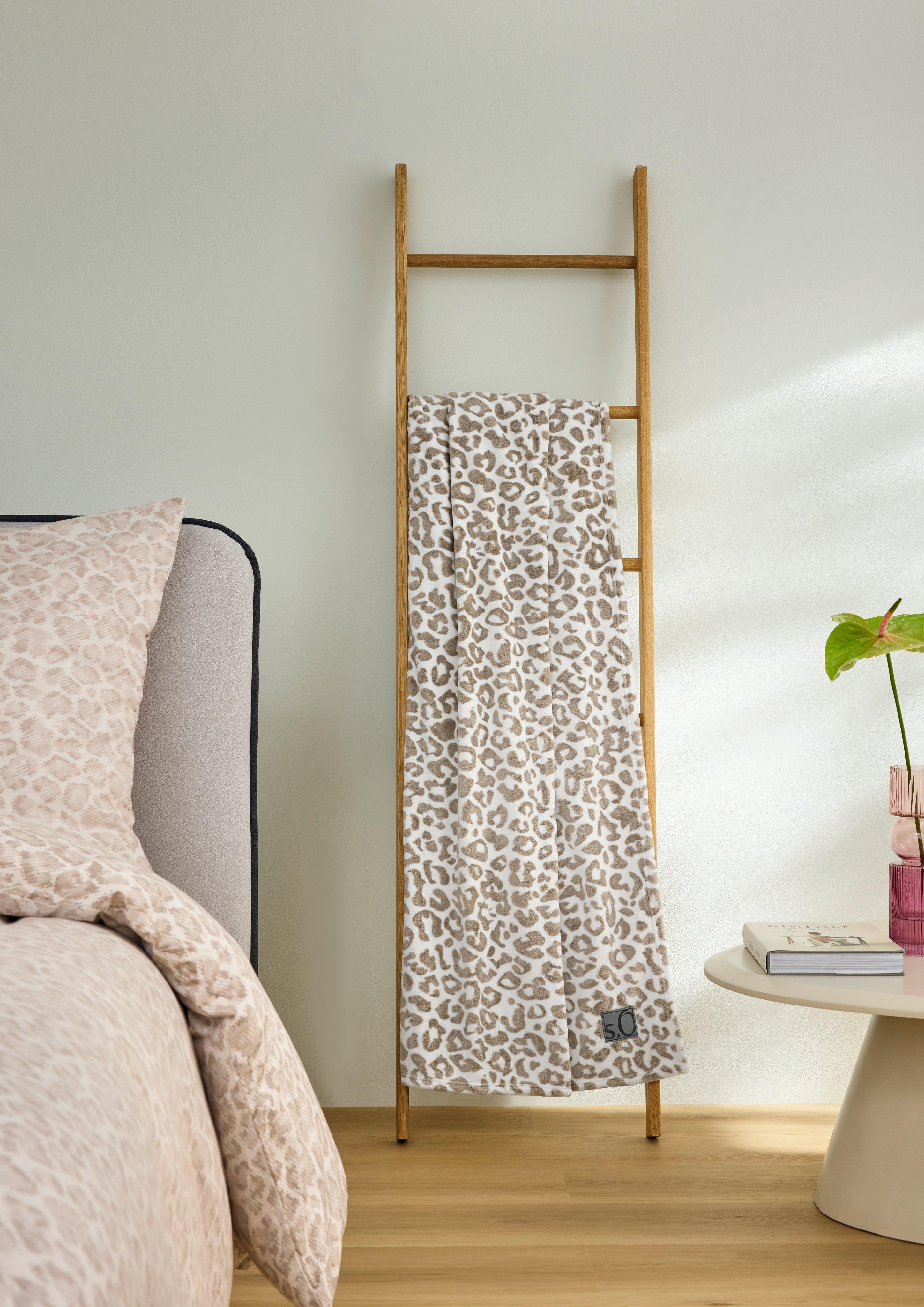 Deken met all-over luipaardprint in beige van s.Oliver