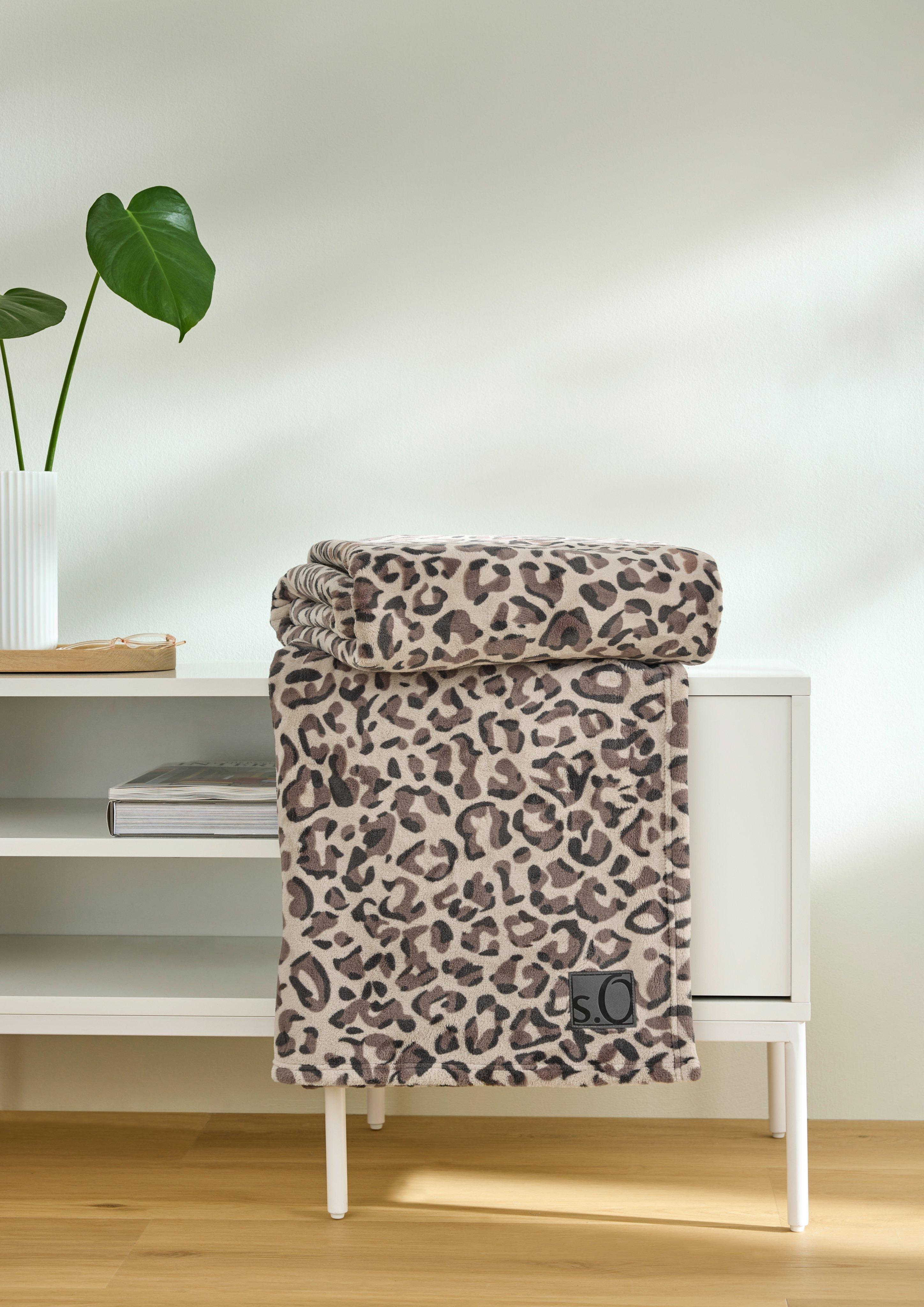 Deken met all-over luipaardprint in bruin van s.Oliver
