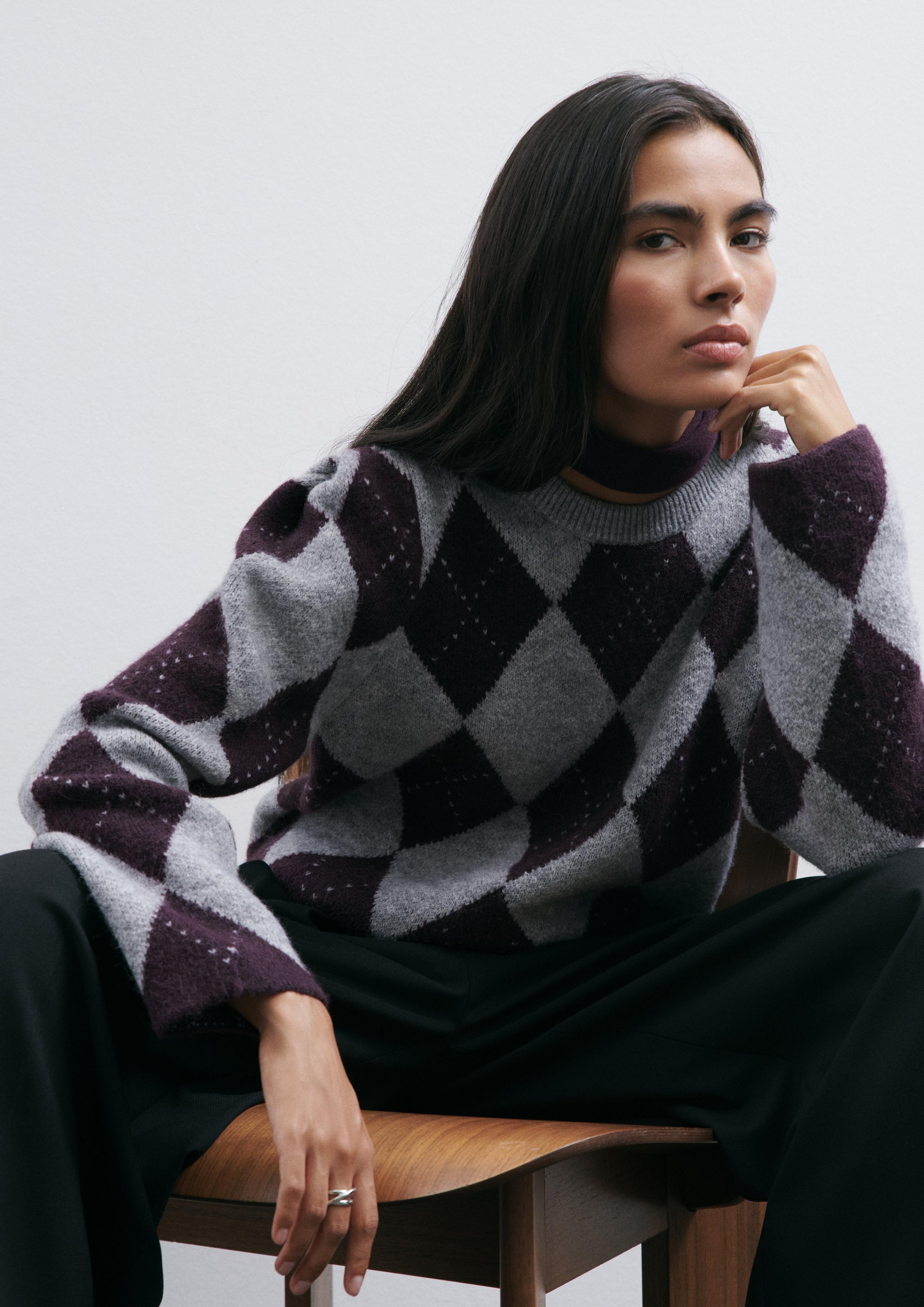 Frau mit grauem Strick-Pullover