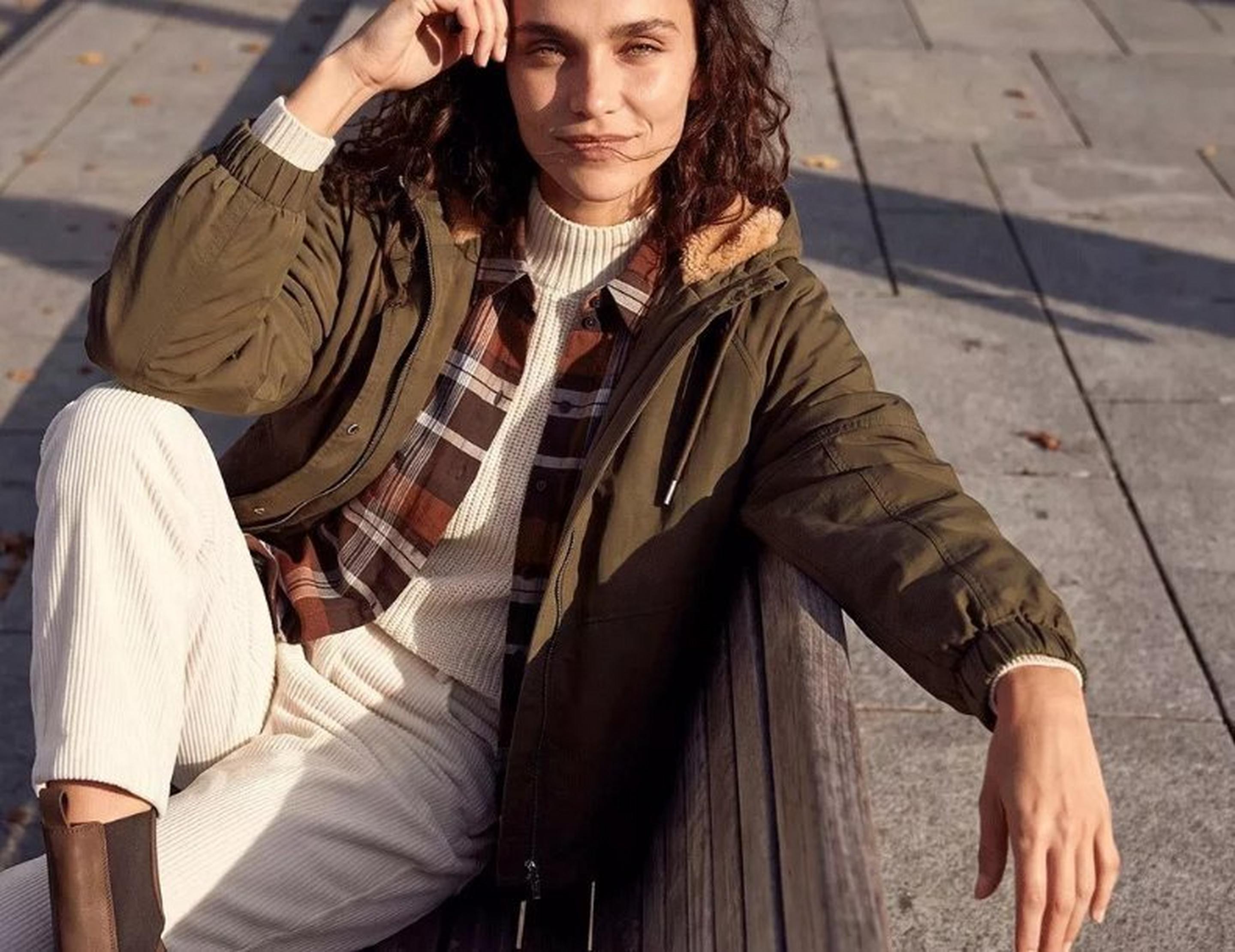 Frau mit offener, dunkler Winterjacke