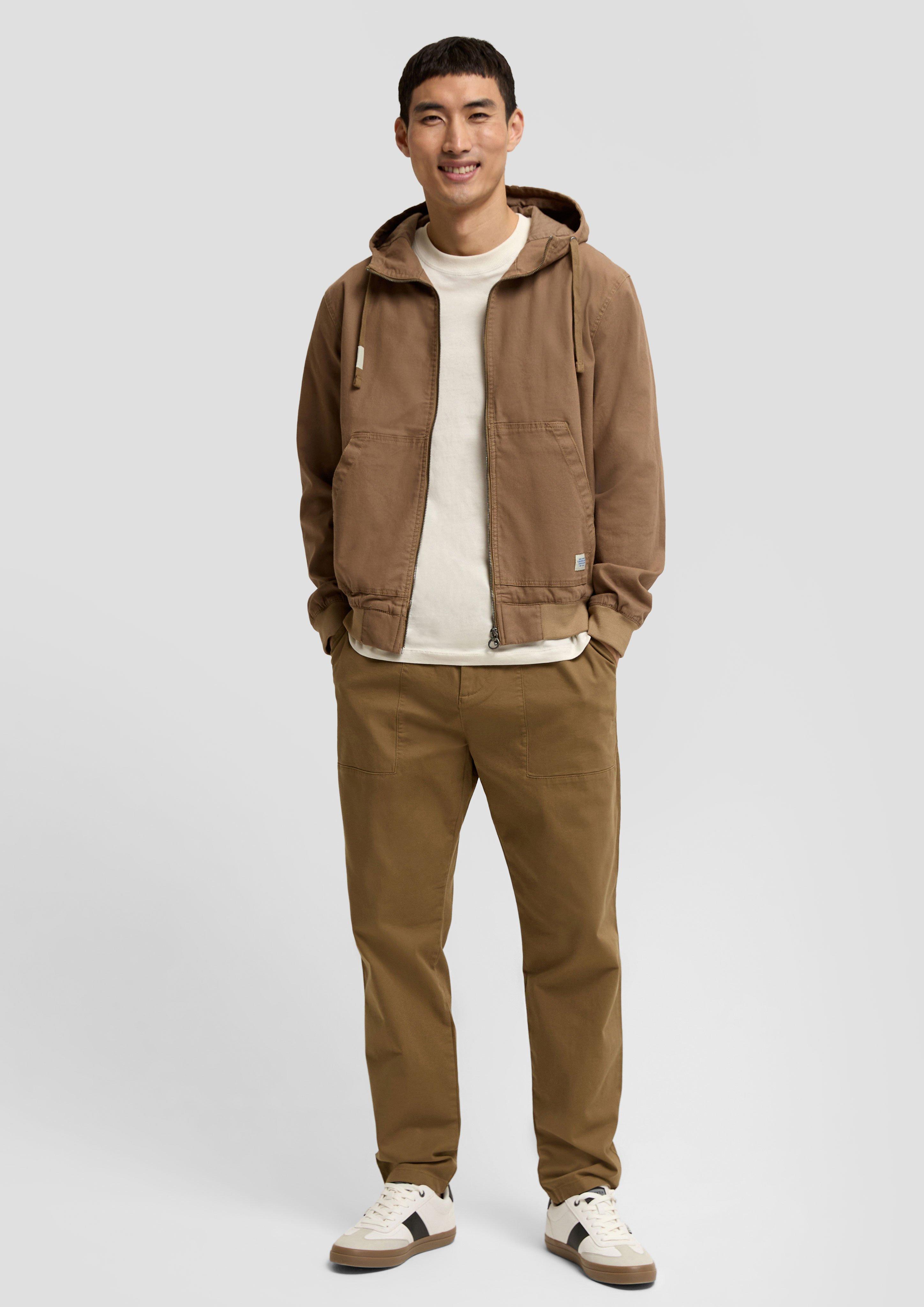 Modernes Outfit in der Trendfarbe Braun in 