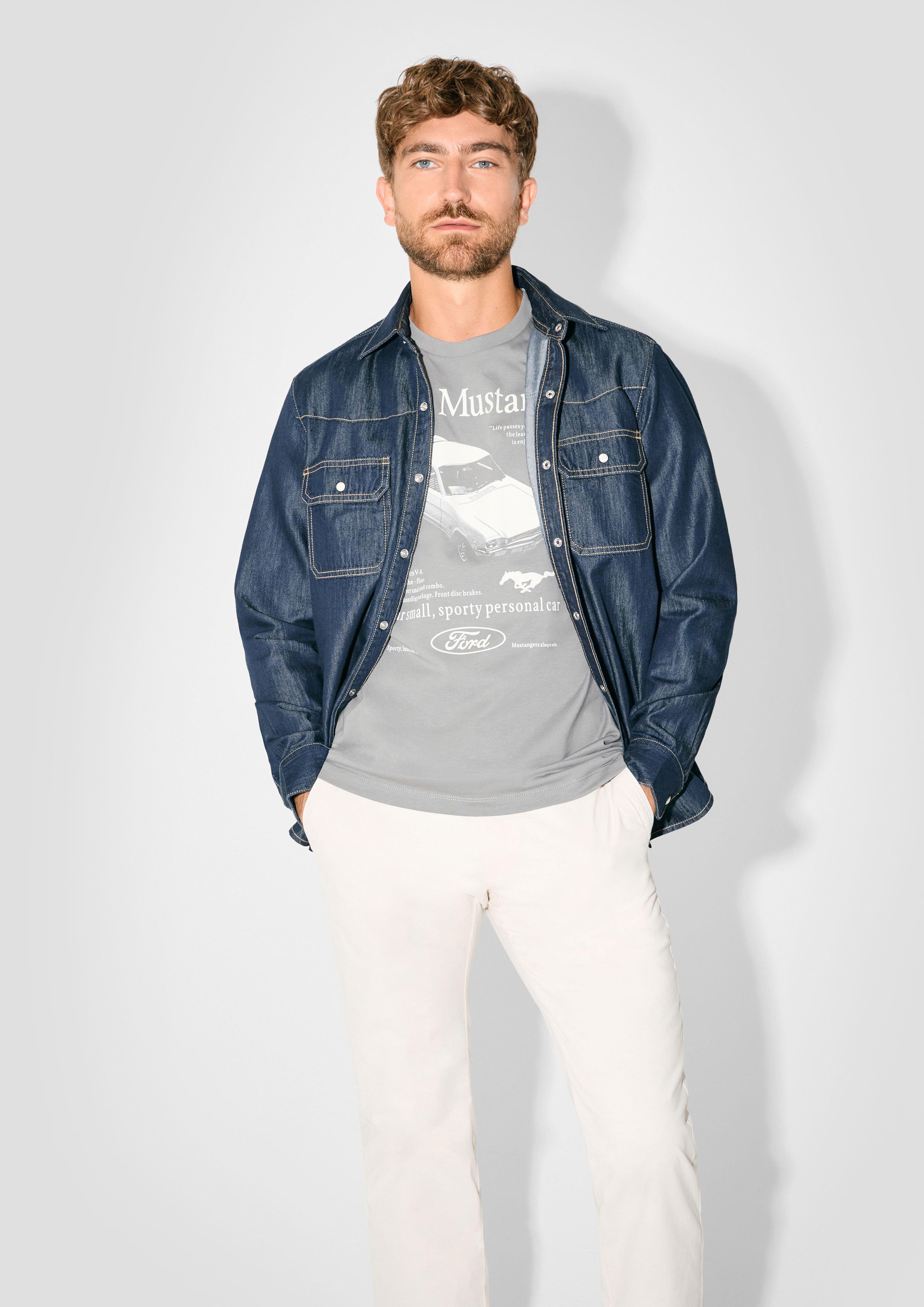 Zeitloses Outfit mit Statement-Print in 