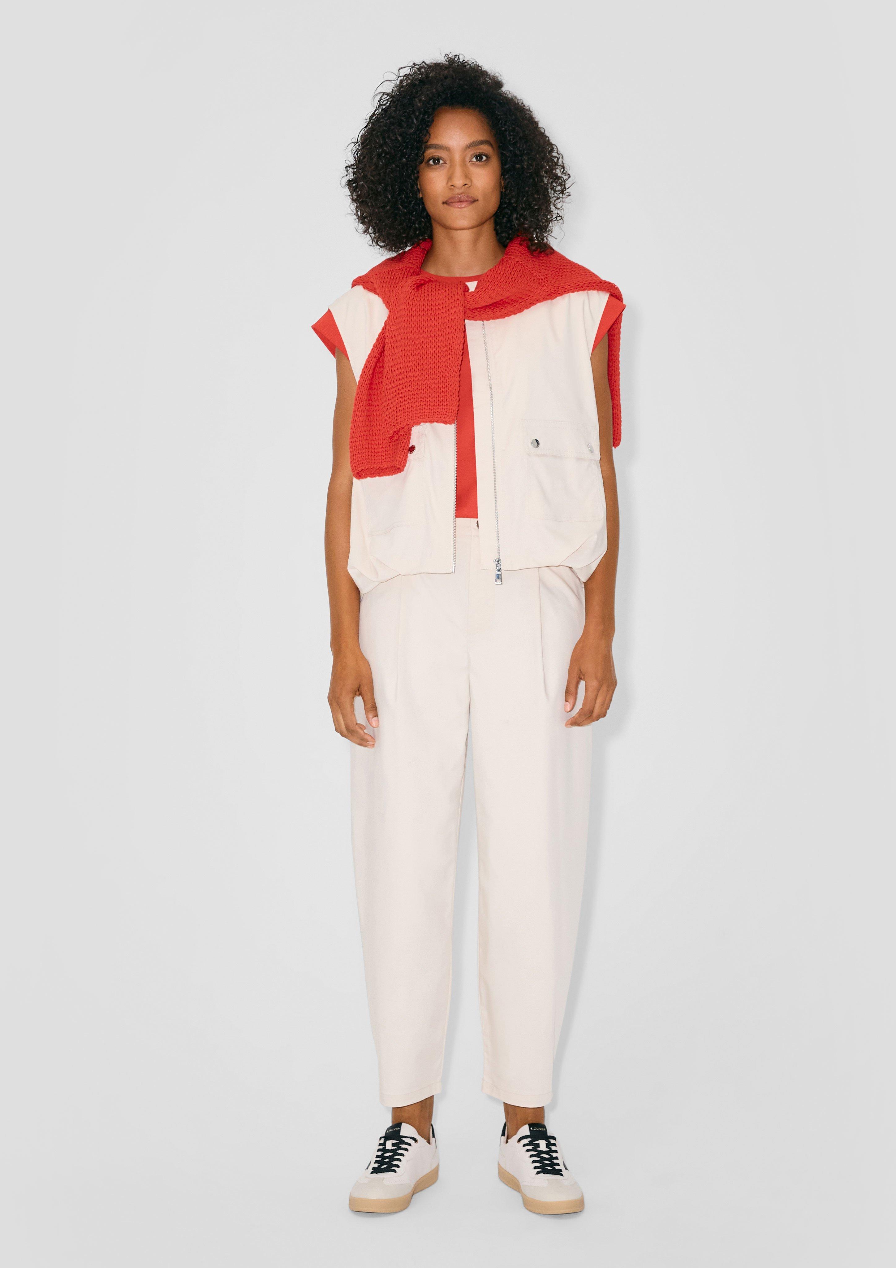 Nenútený outfit s trendovou vestou in 