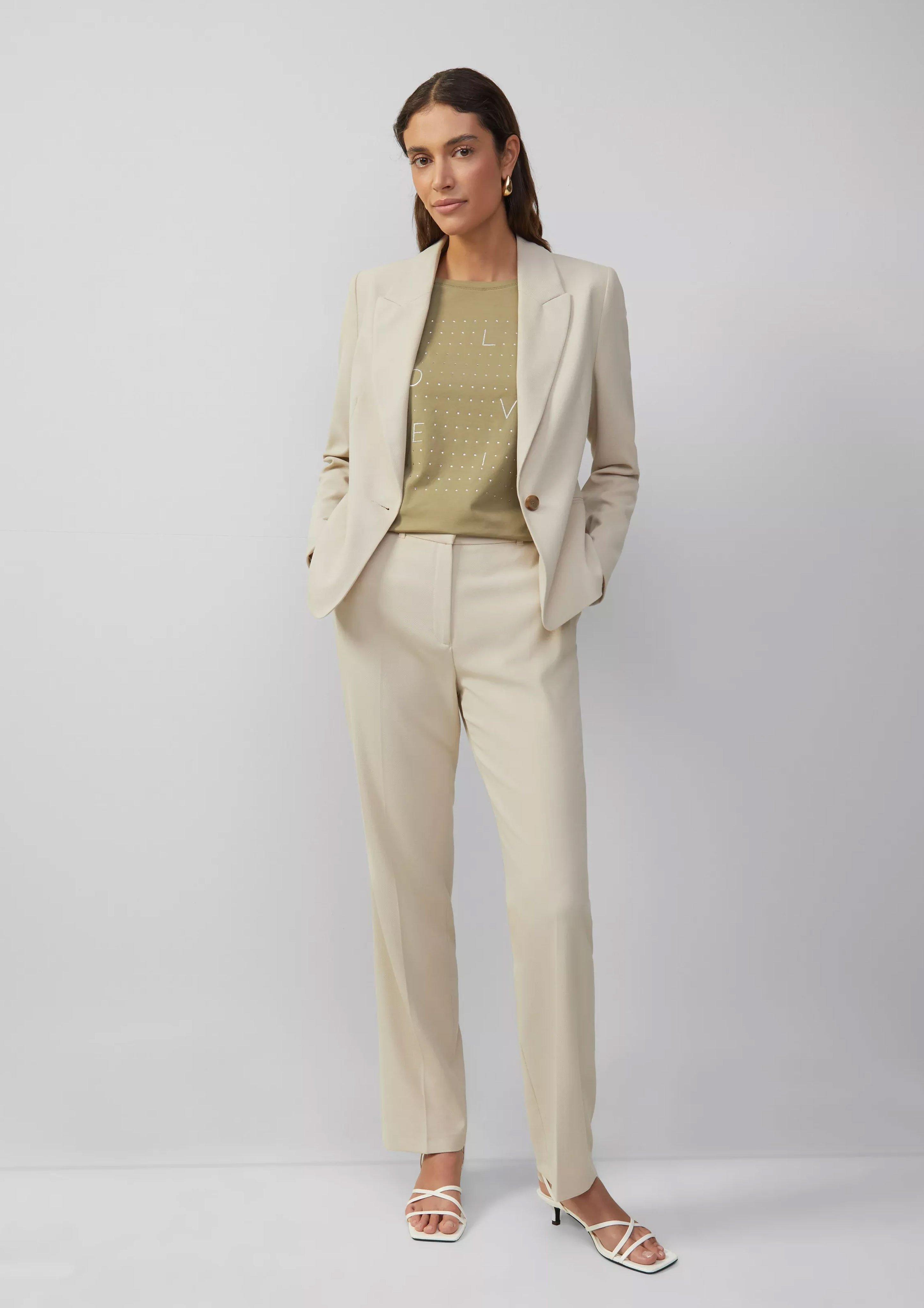 Trendová a nenútená kombinácia s potlačeným tričkom in 