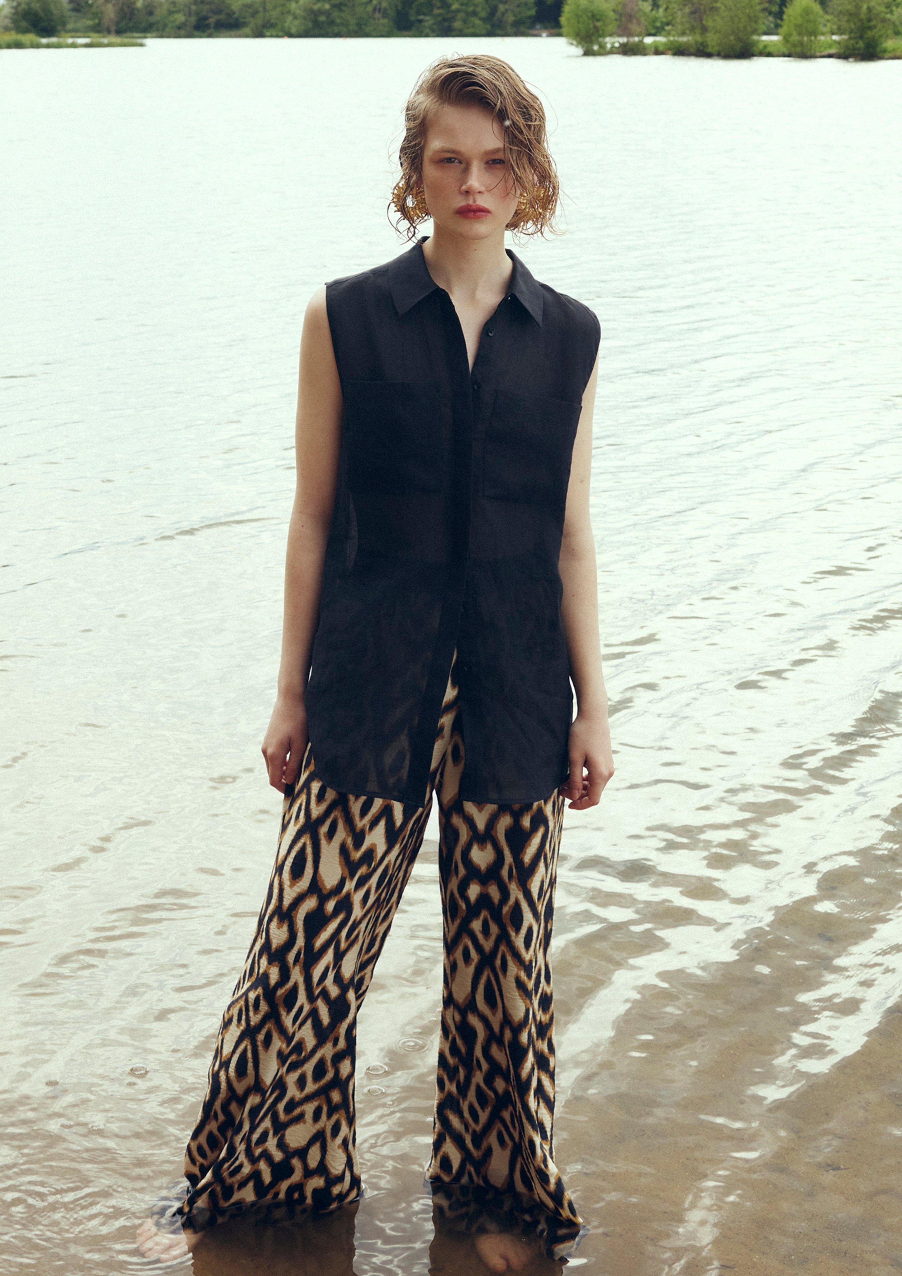 Moderner Look mit luftiger Bluse und Print-Hose in 