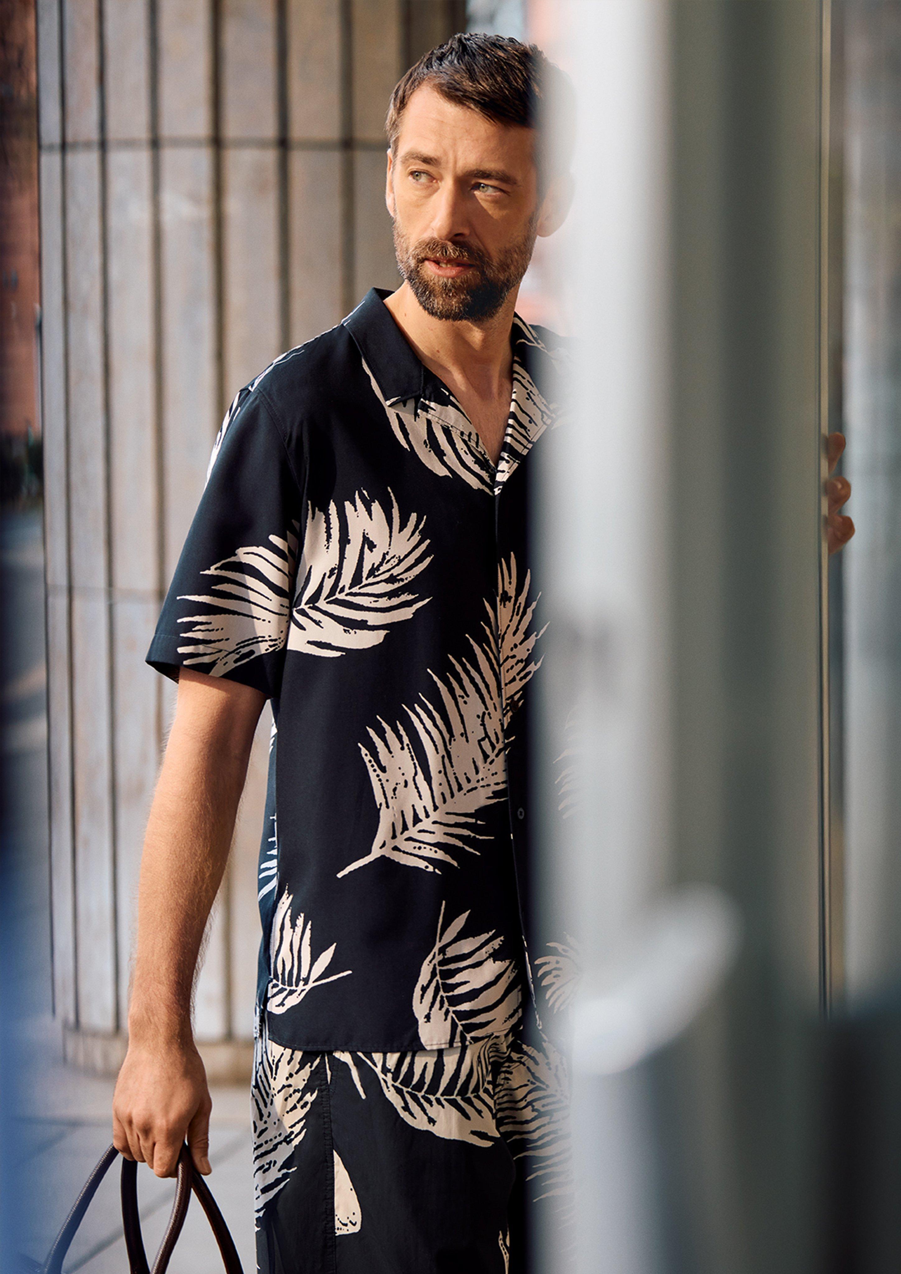 Legeres Outfit mit tropischem Print in 