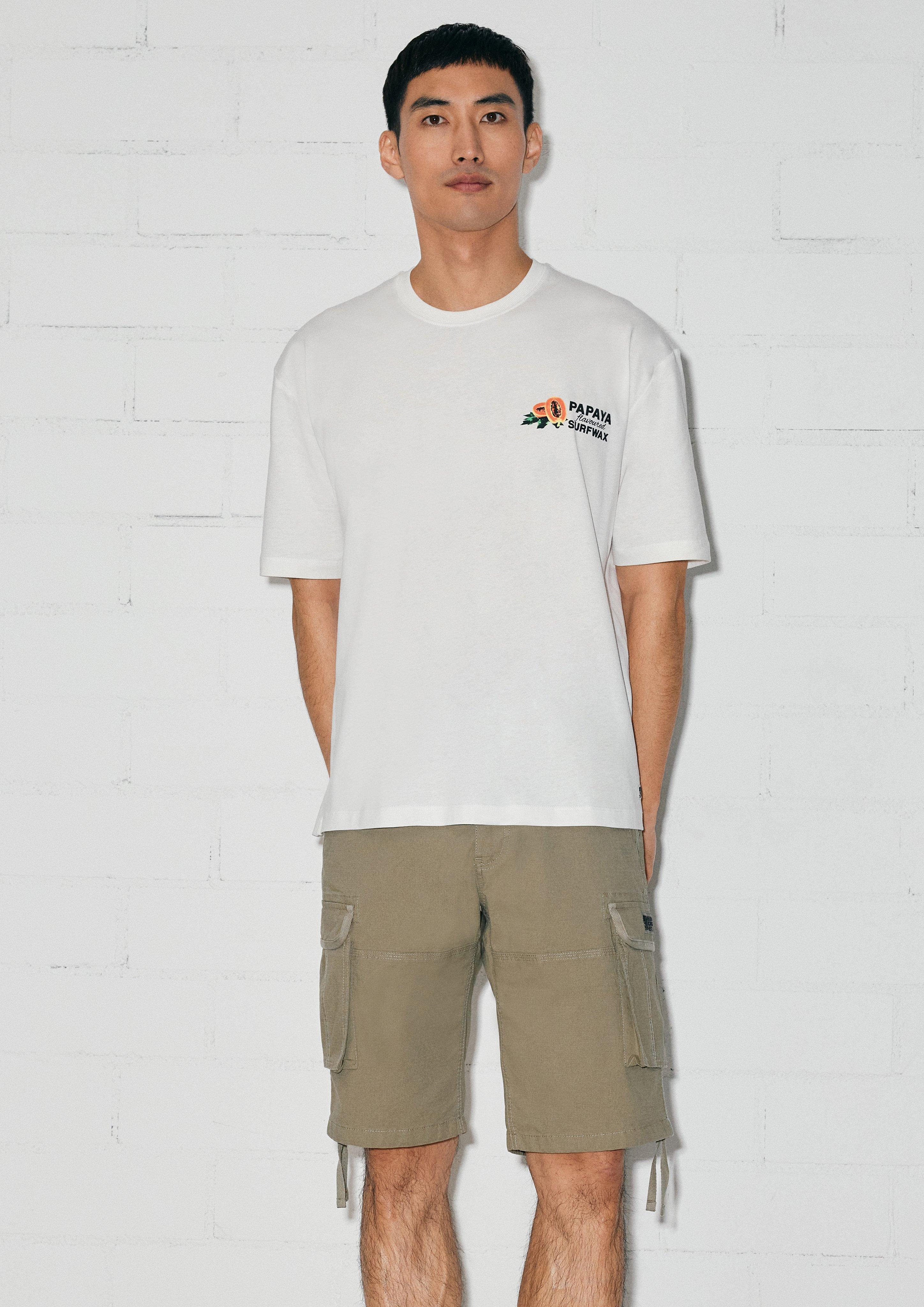 Minimalistischer Look mit Cargo-Bermuda in 