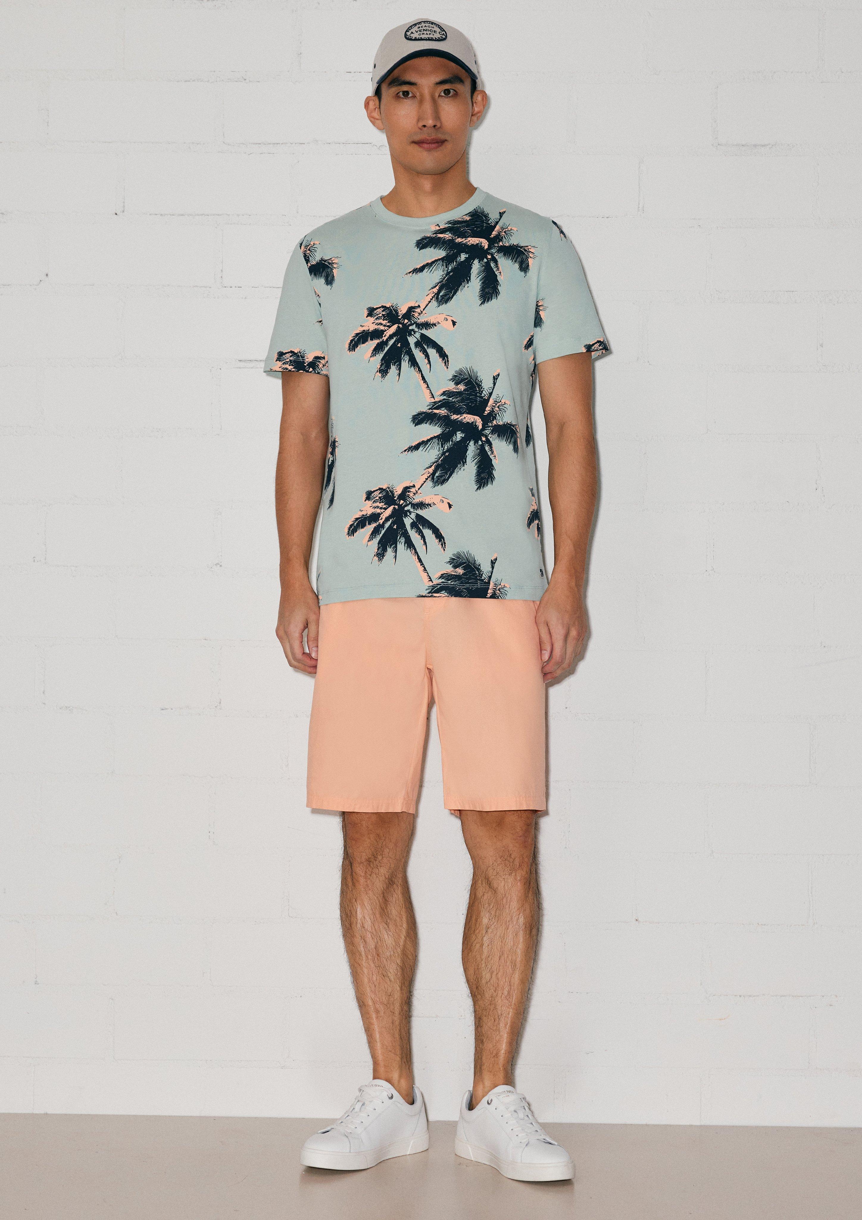 Farbenfrohes Outfit mit sportiver Kappe in 