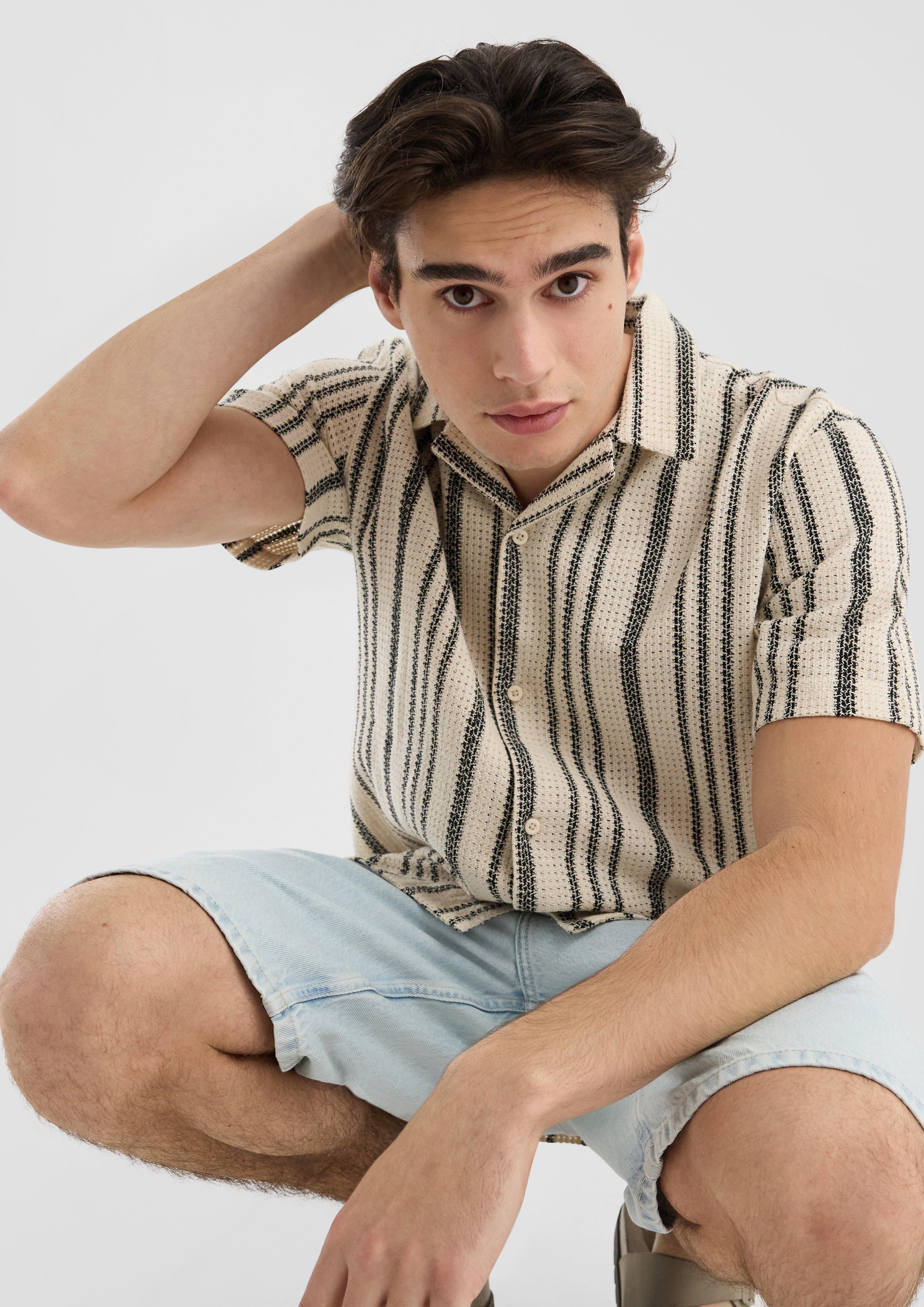 Entspannte Kombi mit Hemd und Jeans-Shorts in 