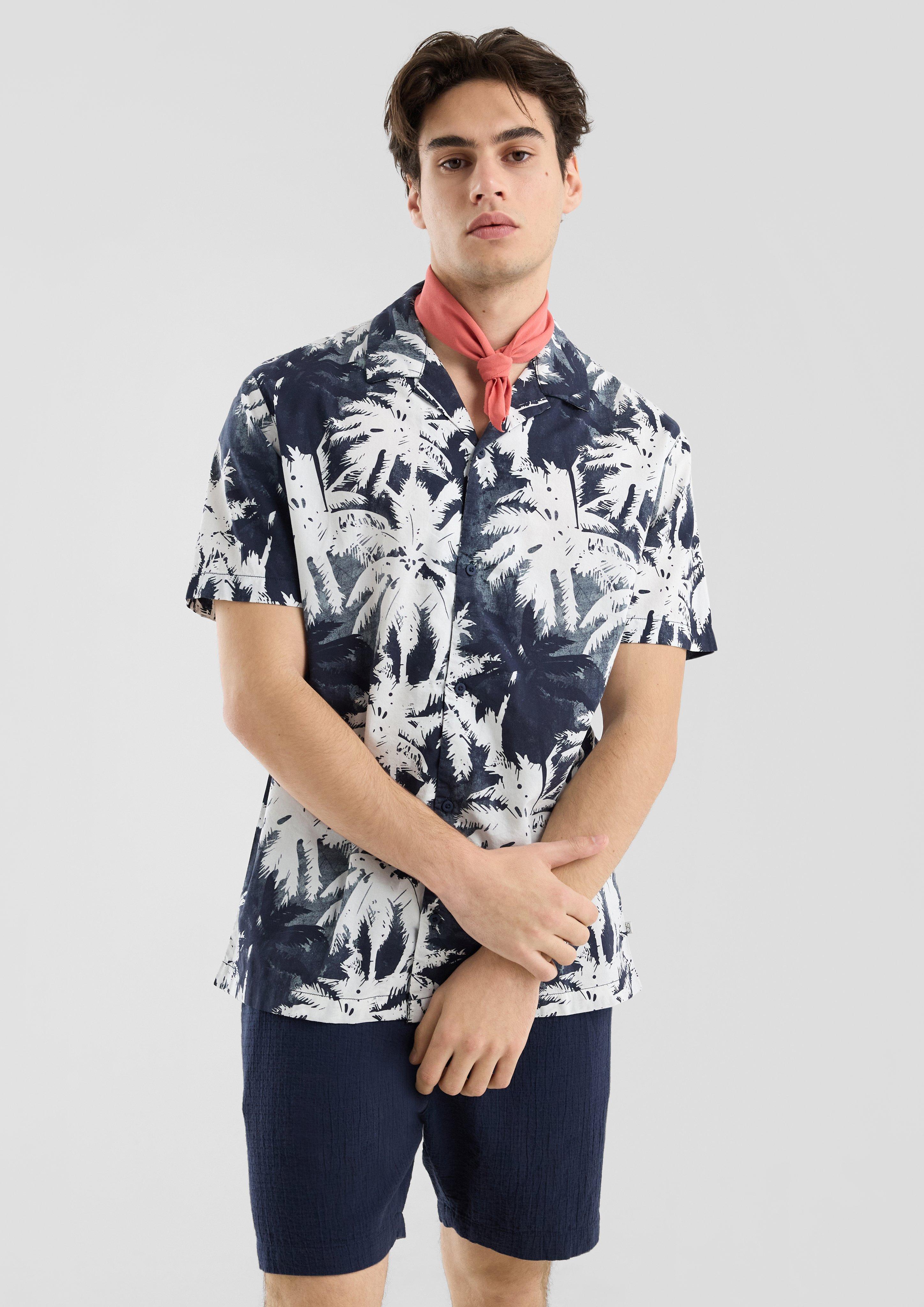 Freizeit-Outfit mit gemustertem Hemd in 