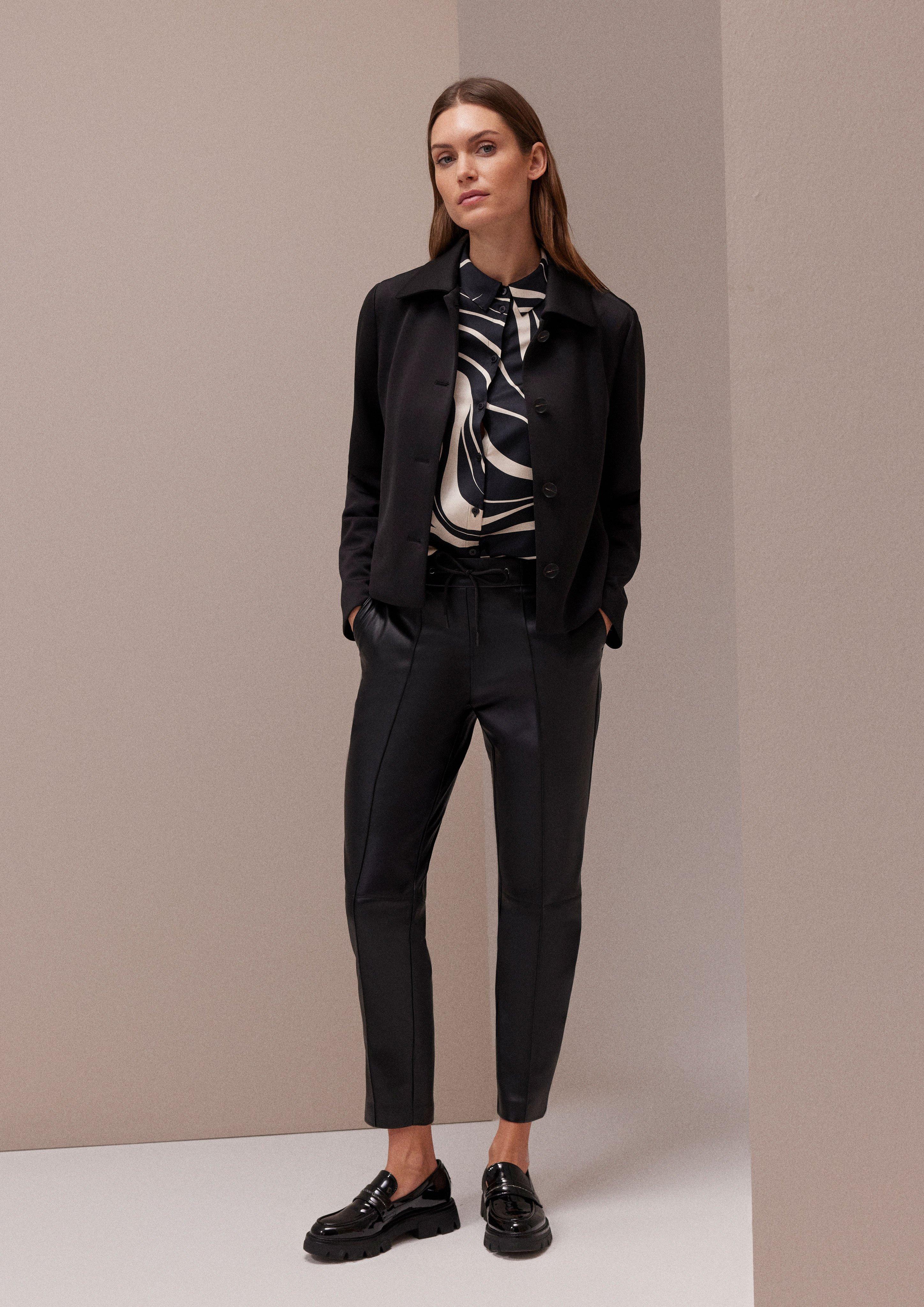 Casual look met opvallende blouse in 