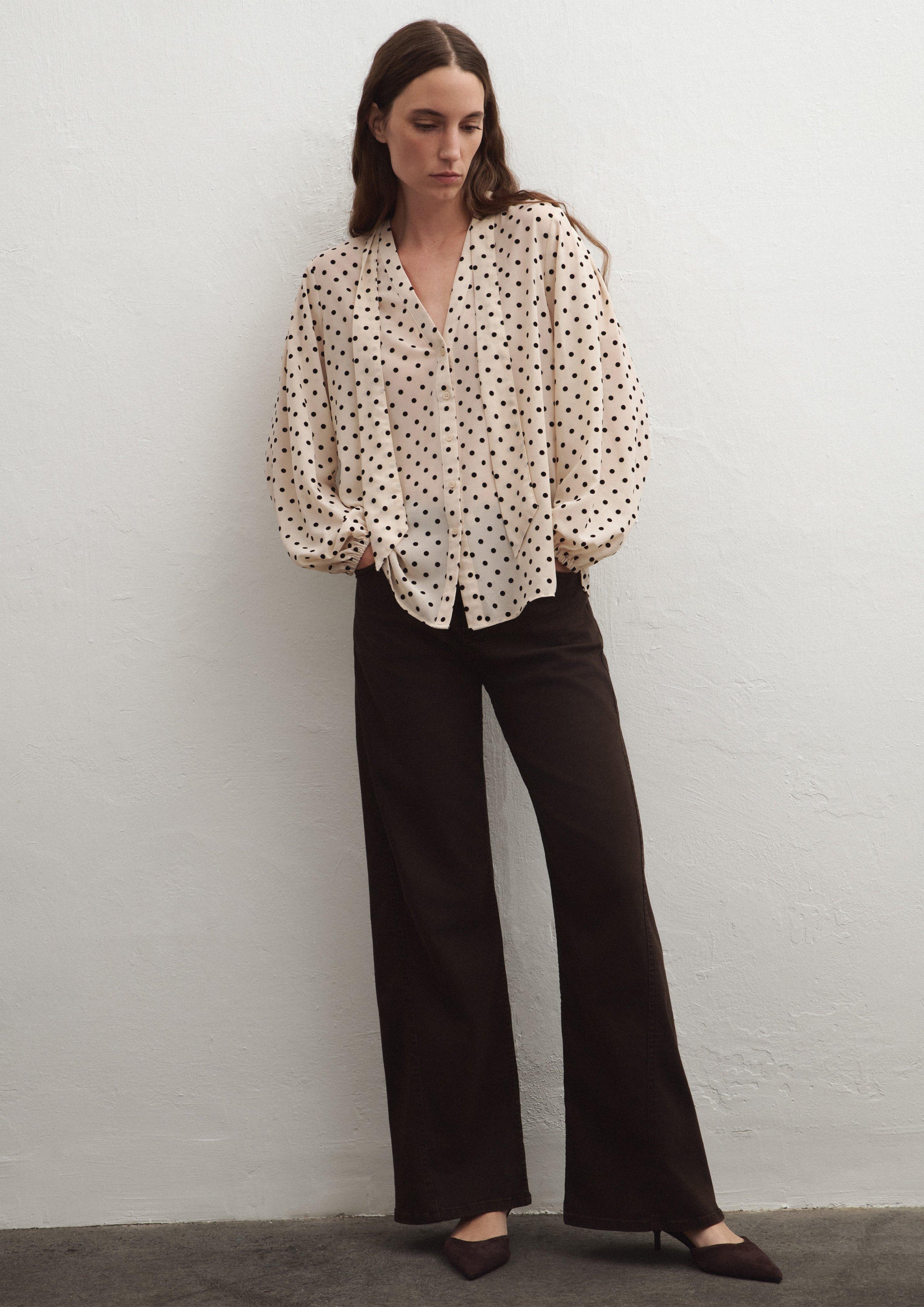 Verspieltes Outfit mit Polka Dot-Bluse in 