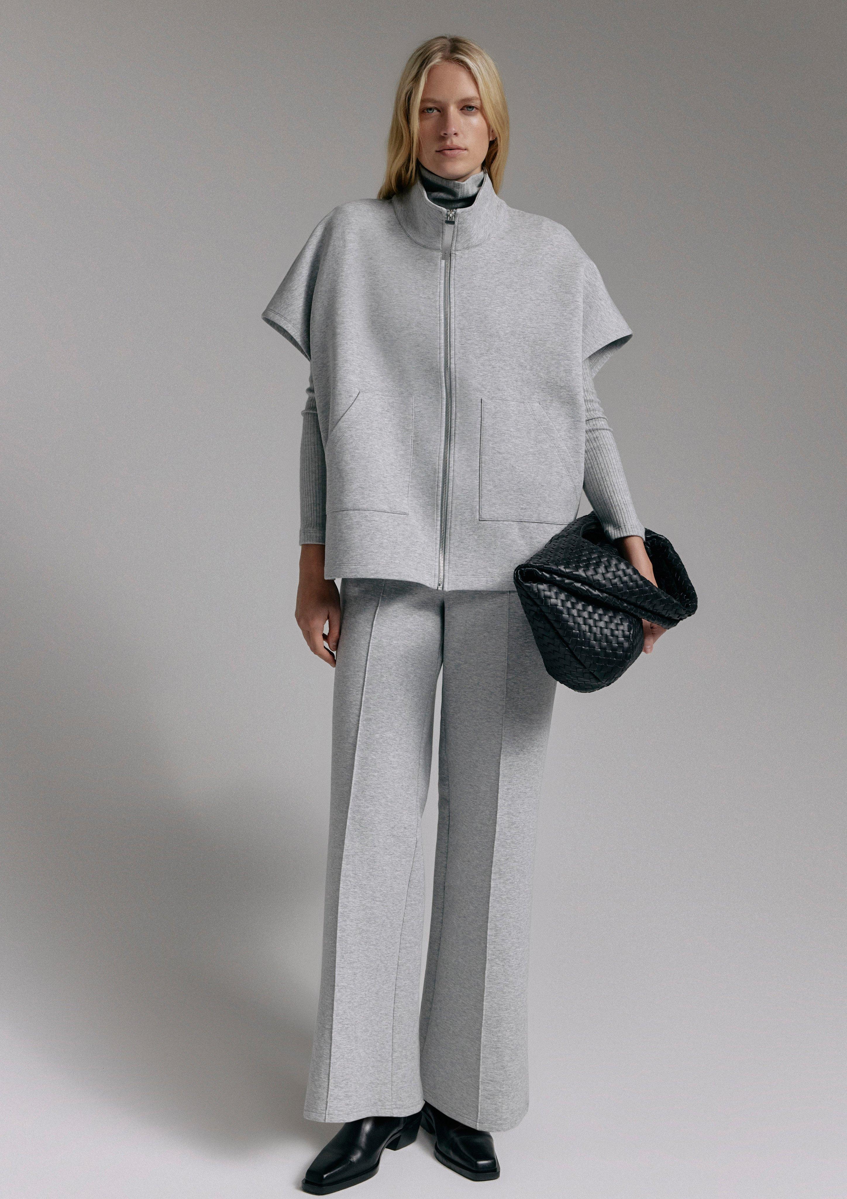 Tenue gris clair avec une cape oversize en 