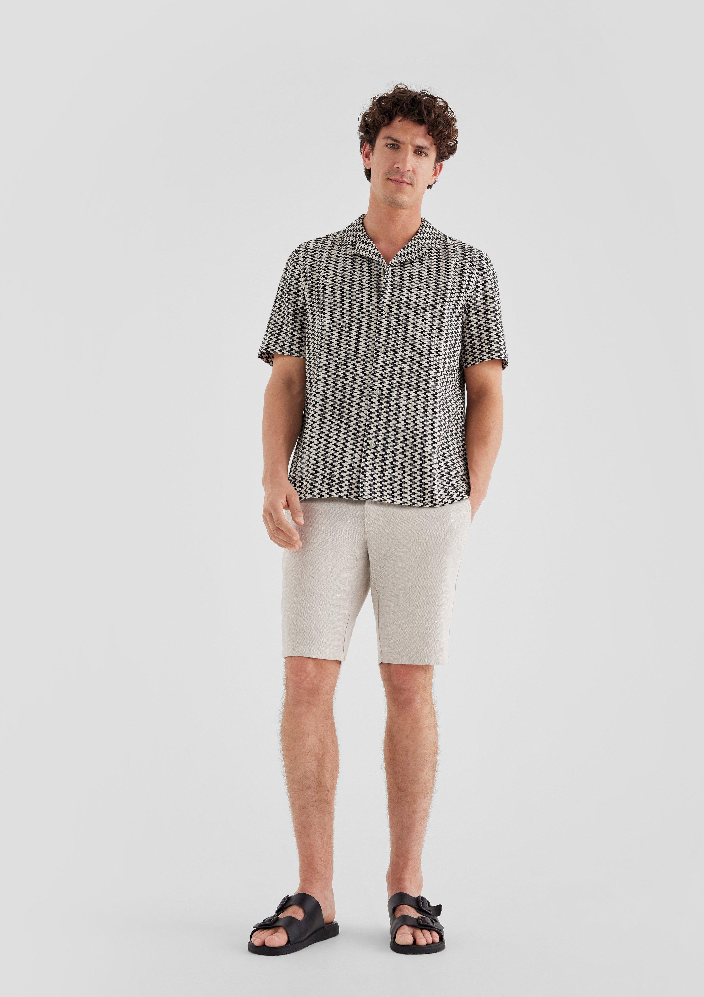  Uvoľnený outfit s košeľou a bermudami vo farbe  od 