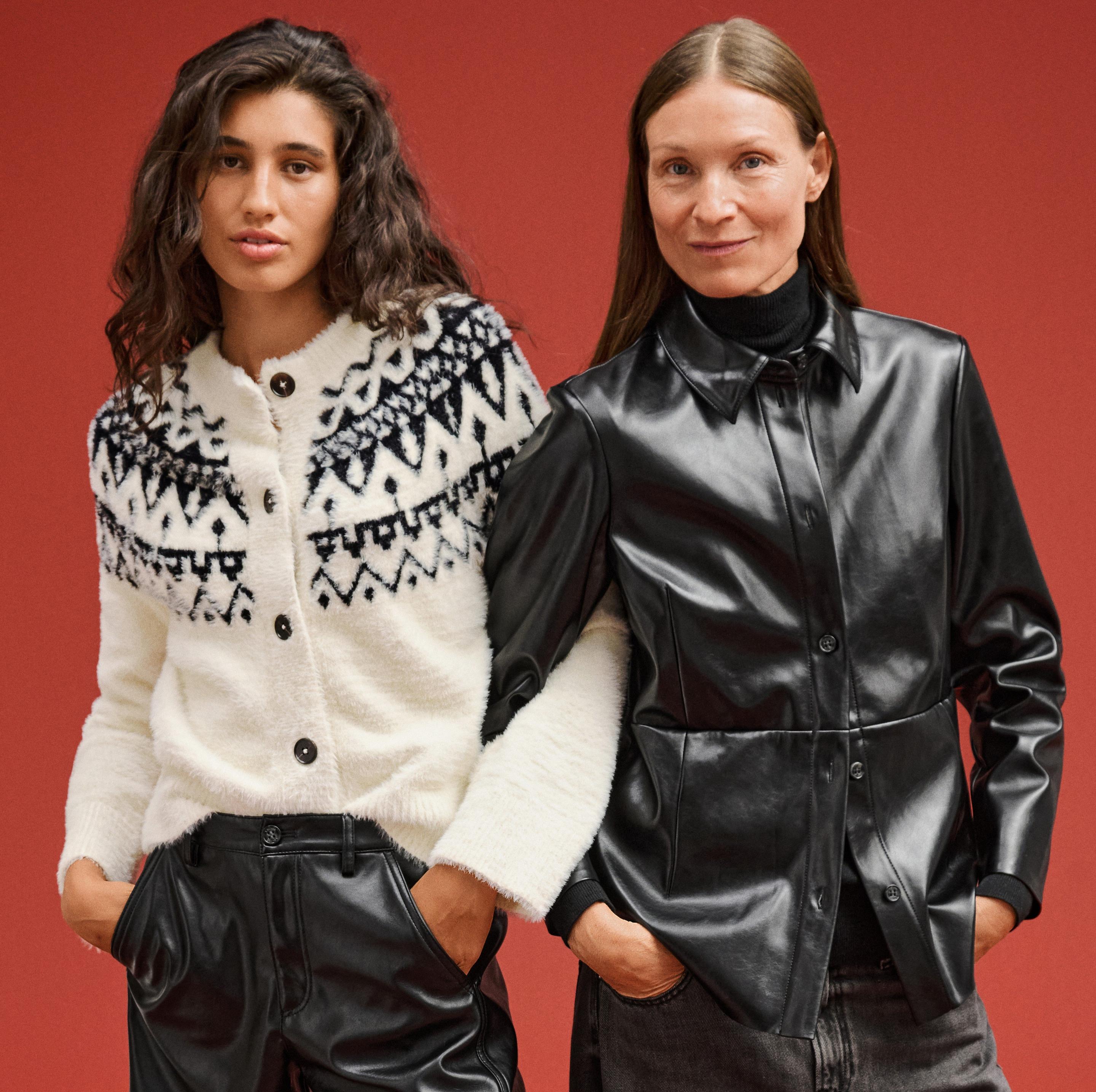 Zwei Damen mit schwarzer Lederjacke und weißer Strickjacke