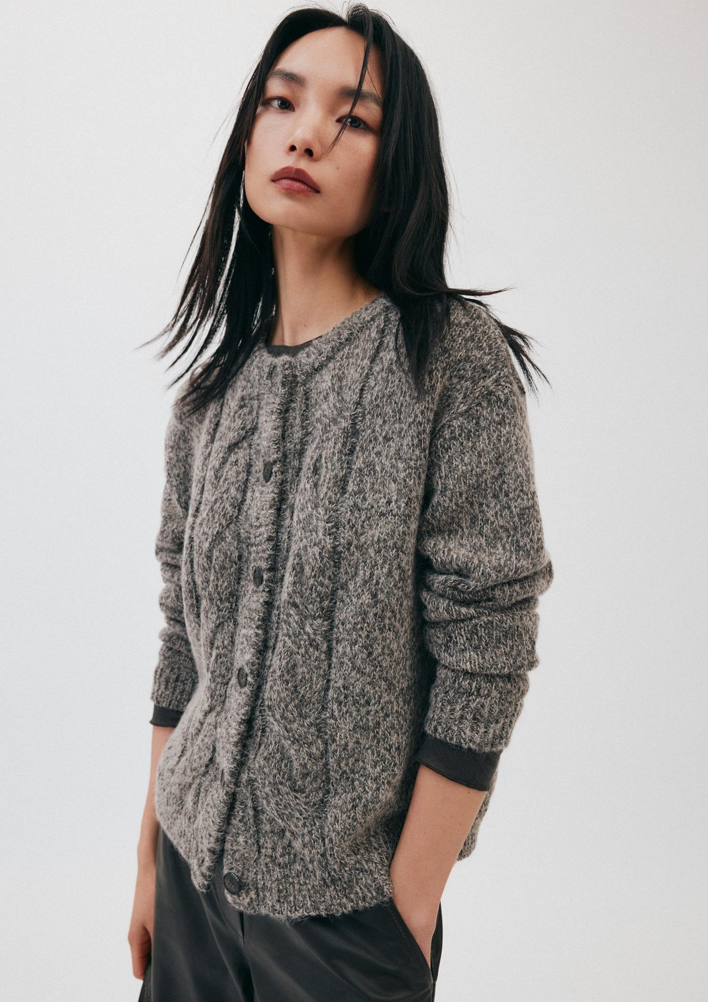 Graue Strickjacke mit Knöpfen 